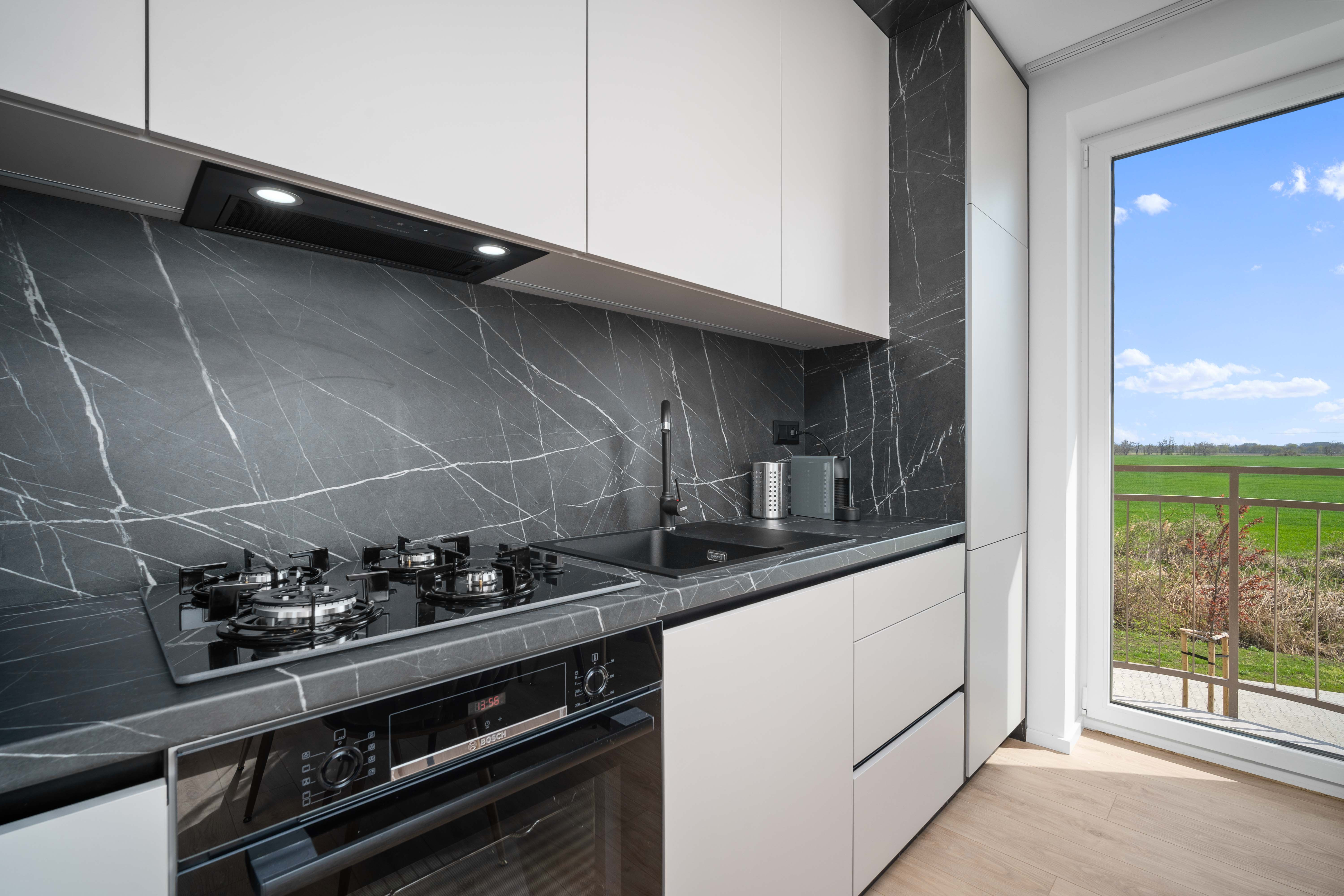 Štýlový 3-izbový byt so zariadením, loggiou a balkónom