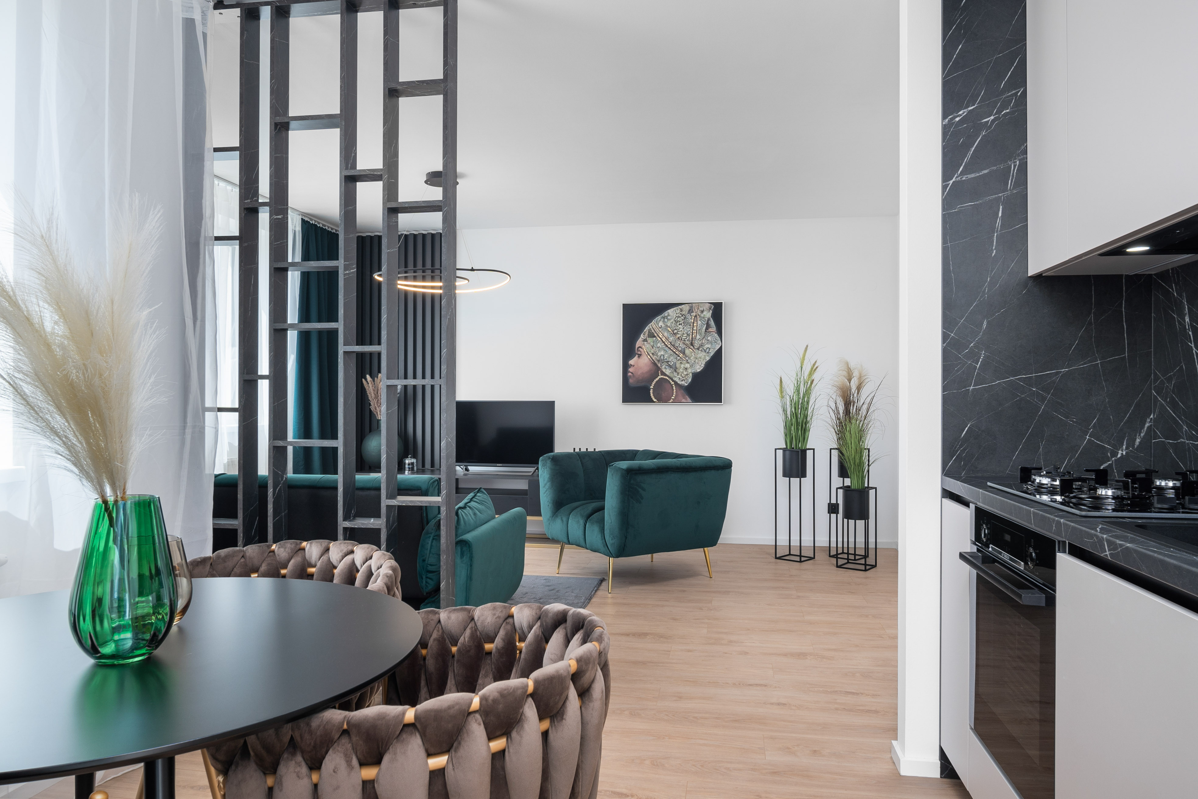 Štýlový 3-izbový byt so zariadením, loggiou a balkónom