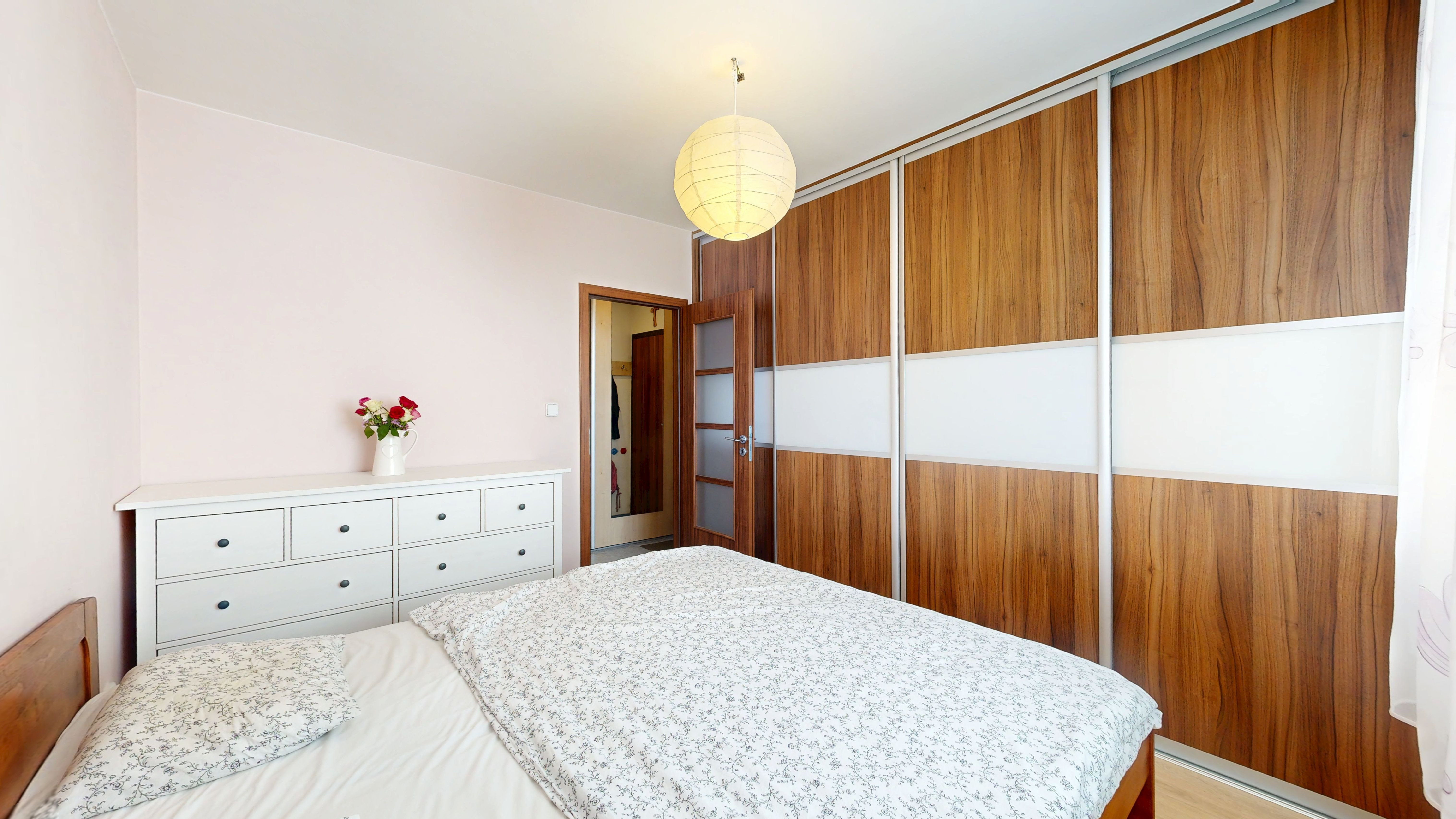 NOVÁ CENA!!Ponúkame na predaj priestranný 3-izbový byt s loggiou na sídlisku Hliny