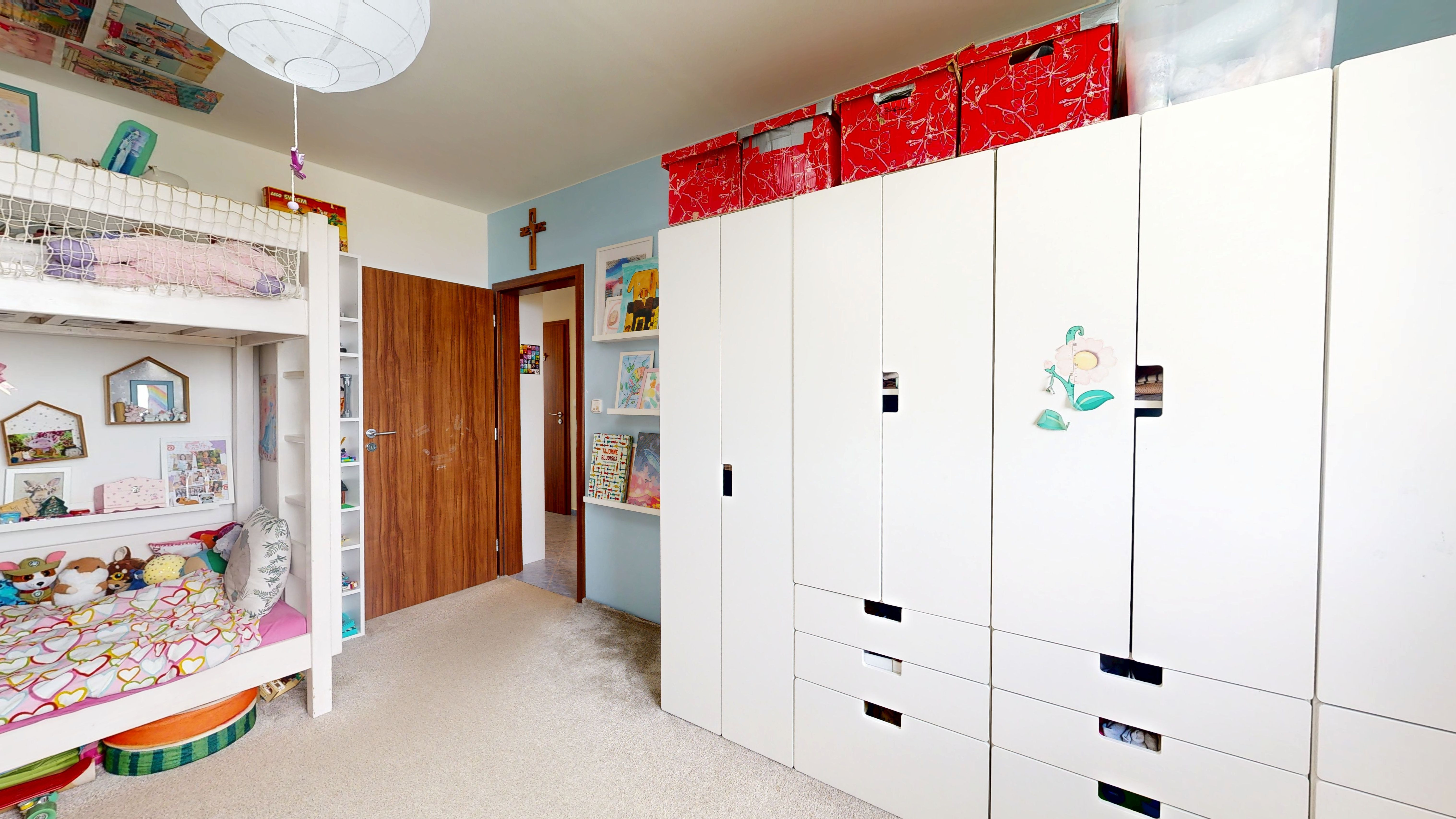 NOVÁ CENA!!Ponúkame na predaj priestranný 3-izbový byt s loggiou na sídlisku Hliny