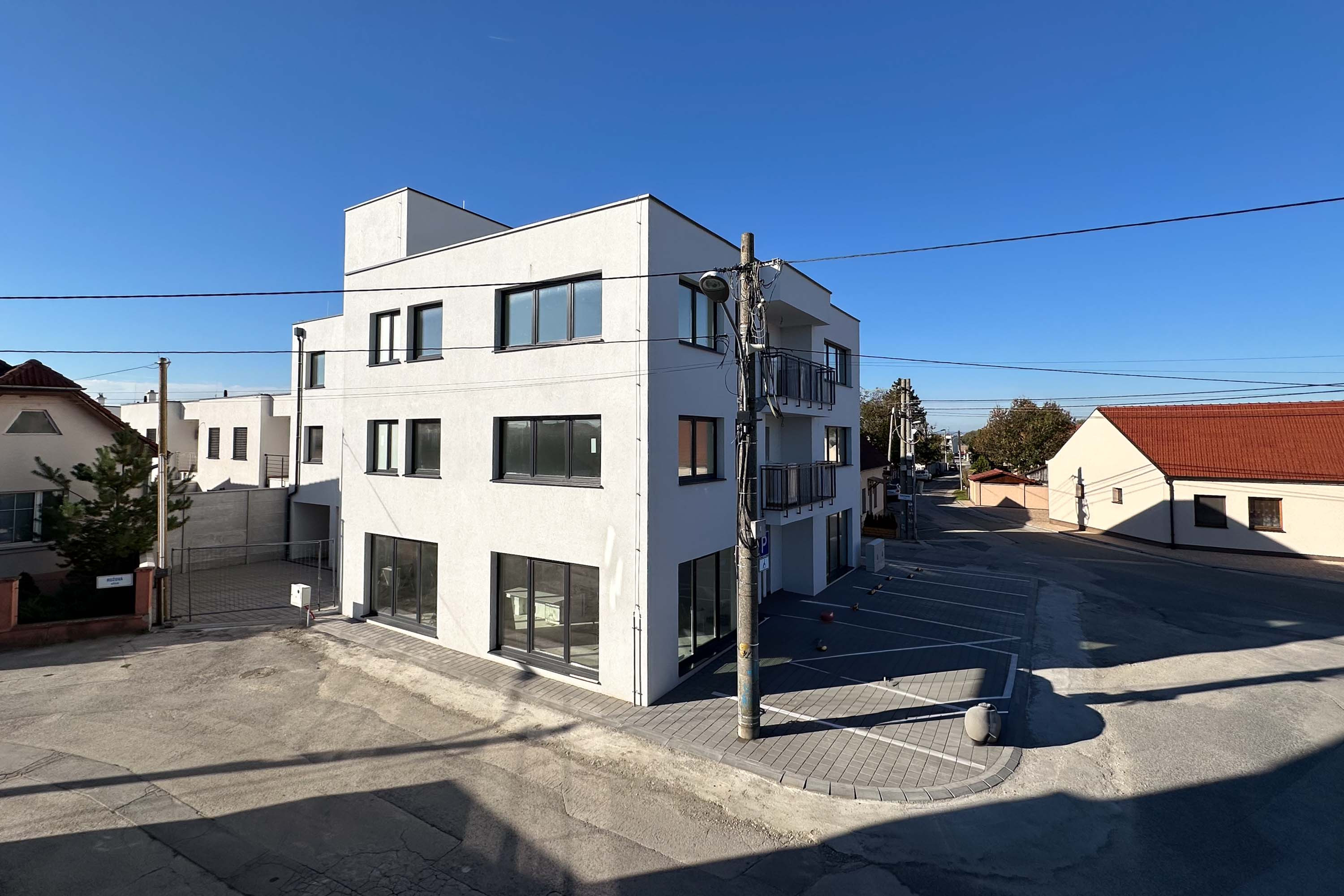 Novovybudovaný bytový dom s bytmi a polyfunkciou na predaj!!! Obec Červeník pri Trnave!