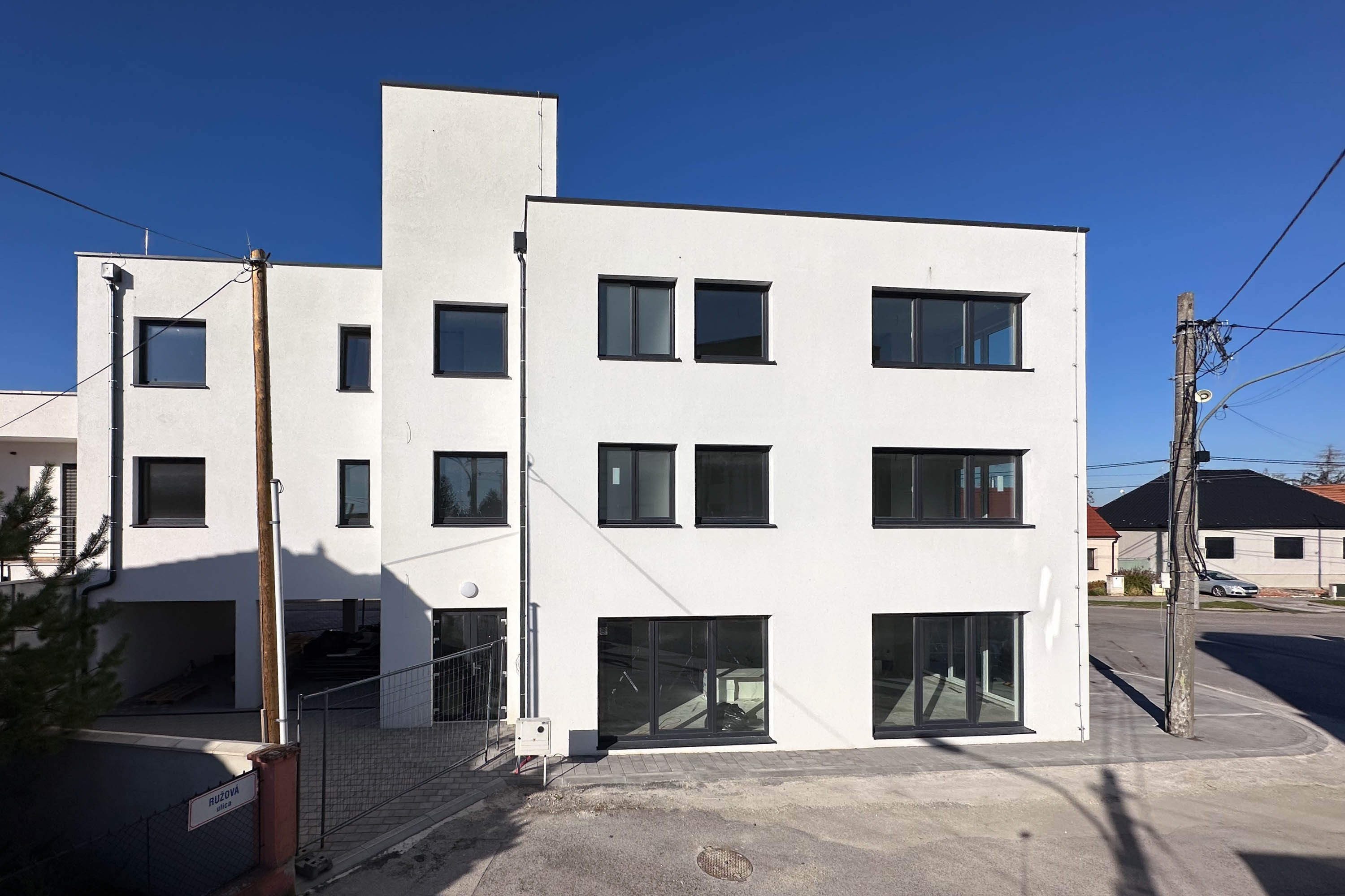 Novovybudovaný bytový dom s bytmi a polyfunkciou na predaj!!! Obec Červeník pri Trnave!