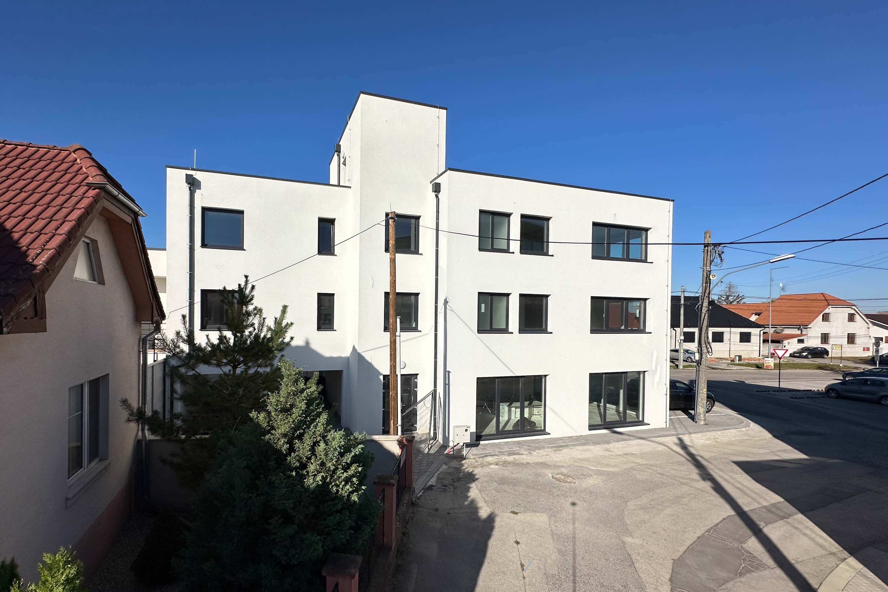 Novovybudovaný bytový dom s bytmi a polyfunkciou na predaj!!! Obec Červeník pri Trnave!