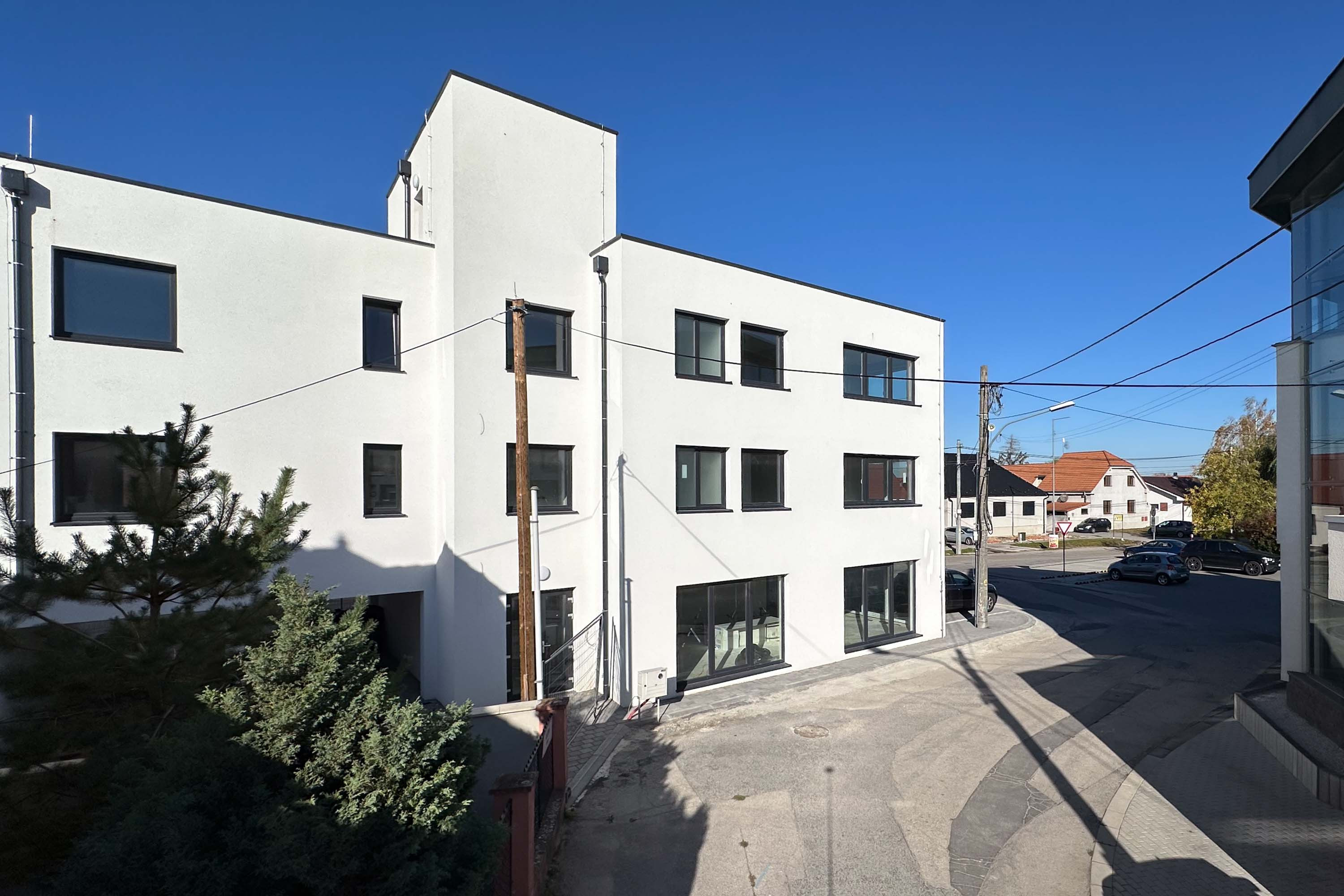 Novovybudovaný bytový dom s bytmi a polyfunkciou na predaj!!! Obec Červeník pri Trnave!