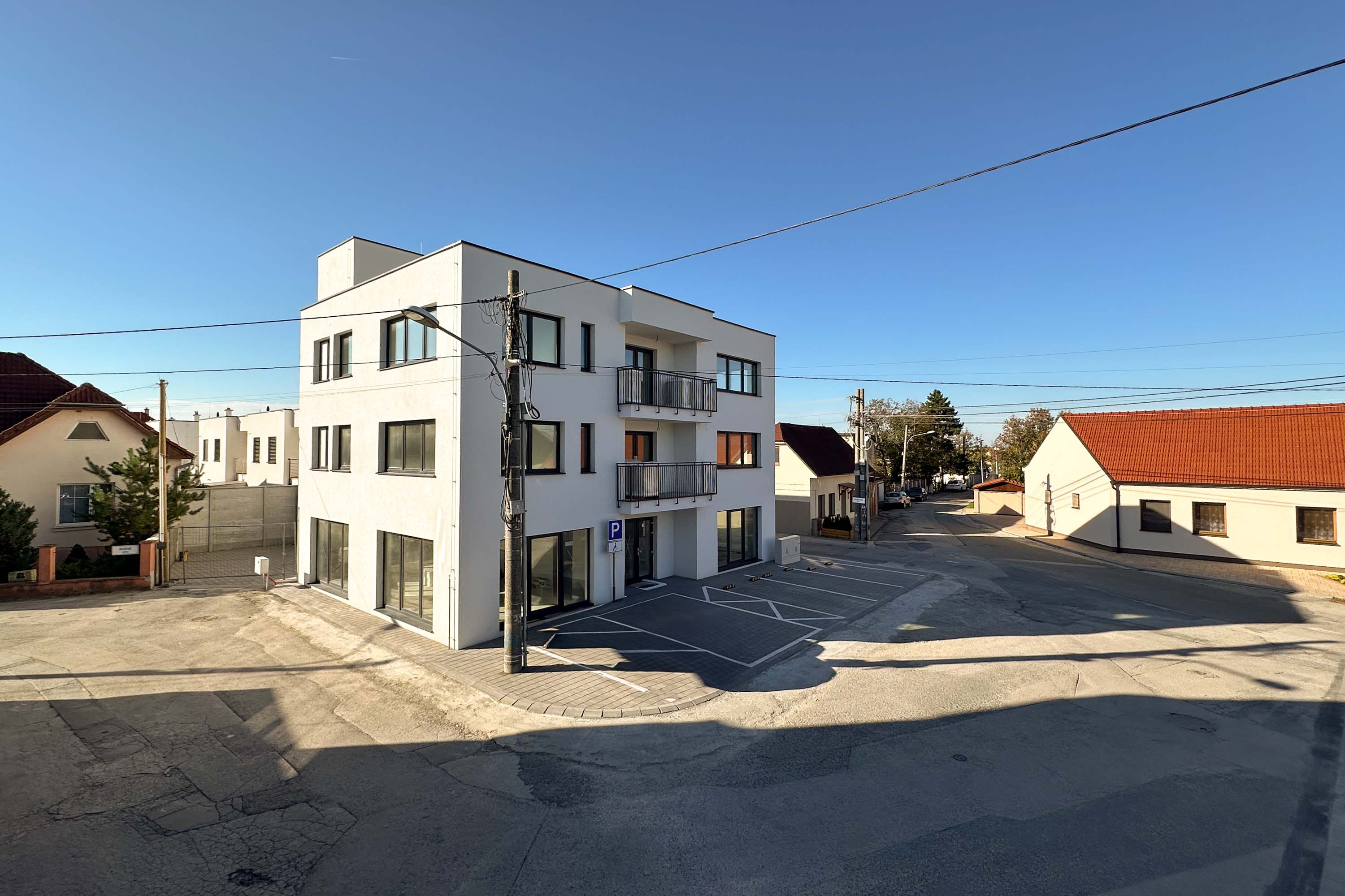 Novovybudovaný bytový dom s bytmi a polyfunkciou na predaj!!! Obec Červeník pri Trnave!