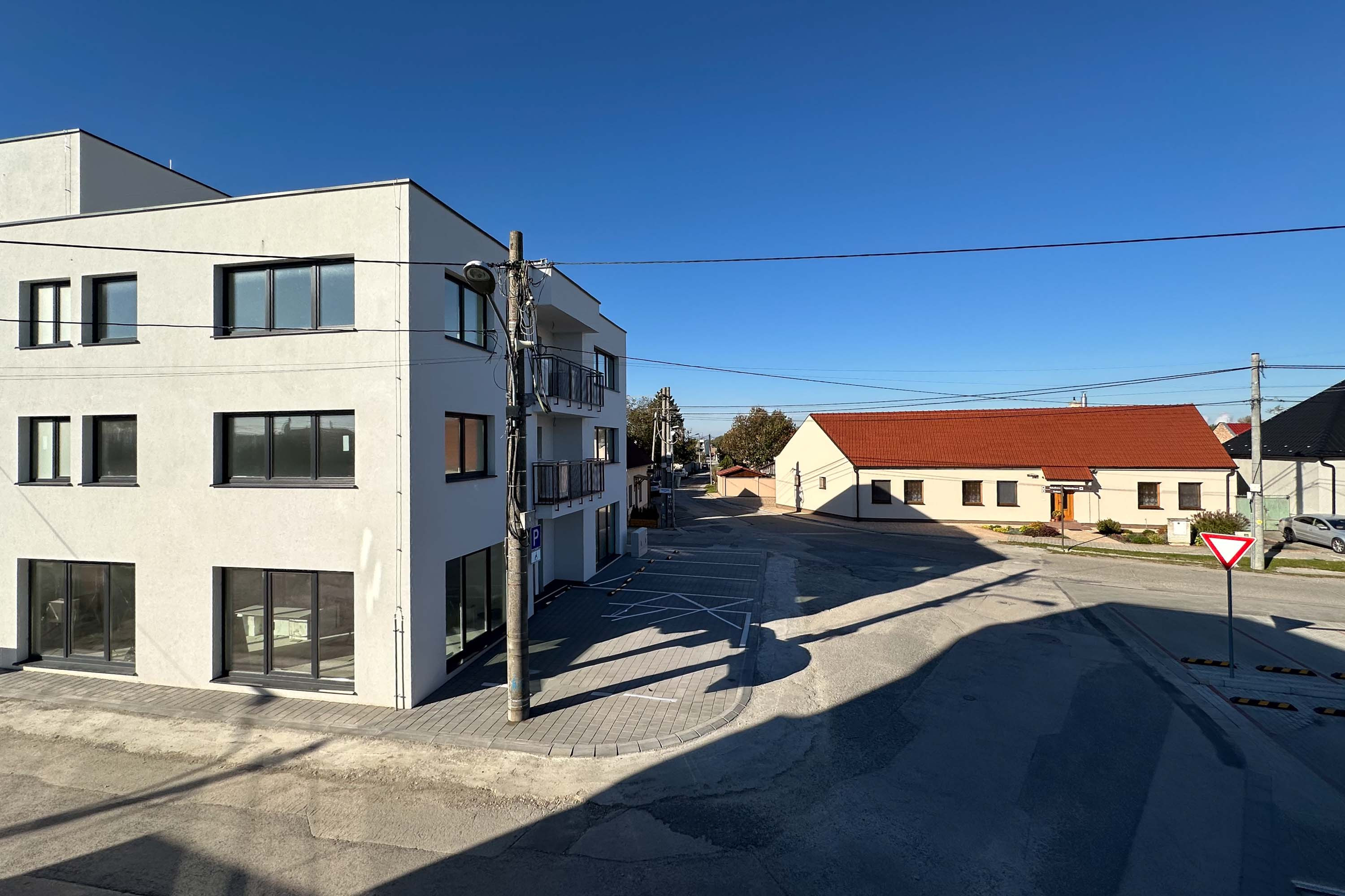 Novovybudovaný bytový dom s bytmi a polyfunkciou na predaj!!! Obec Červeník pri Trnave!