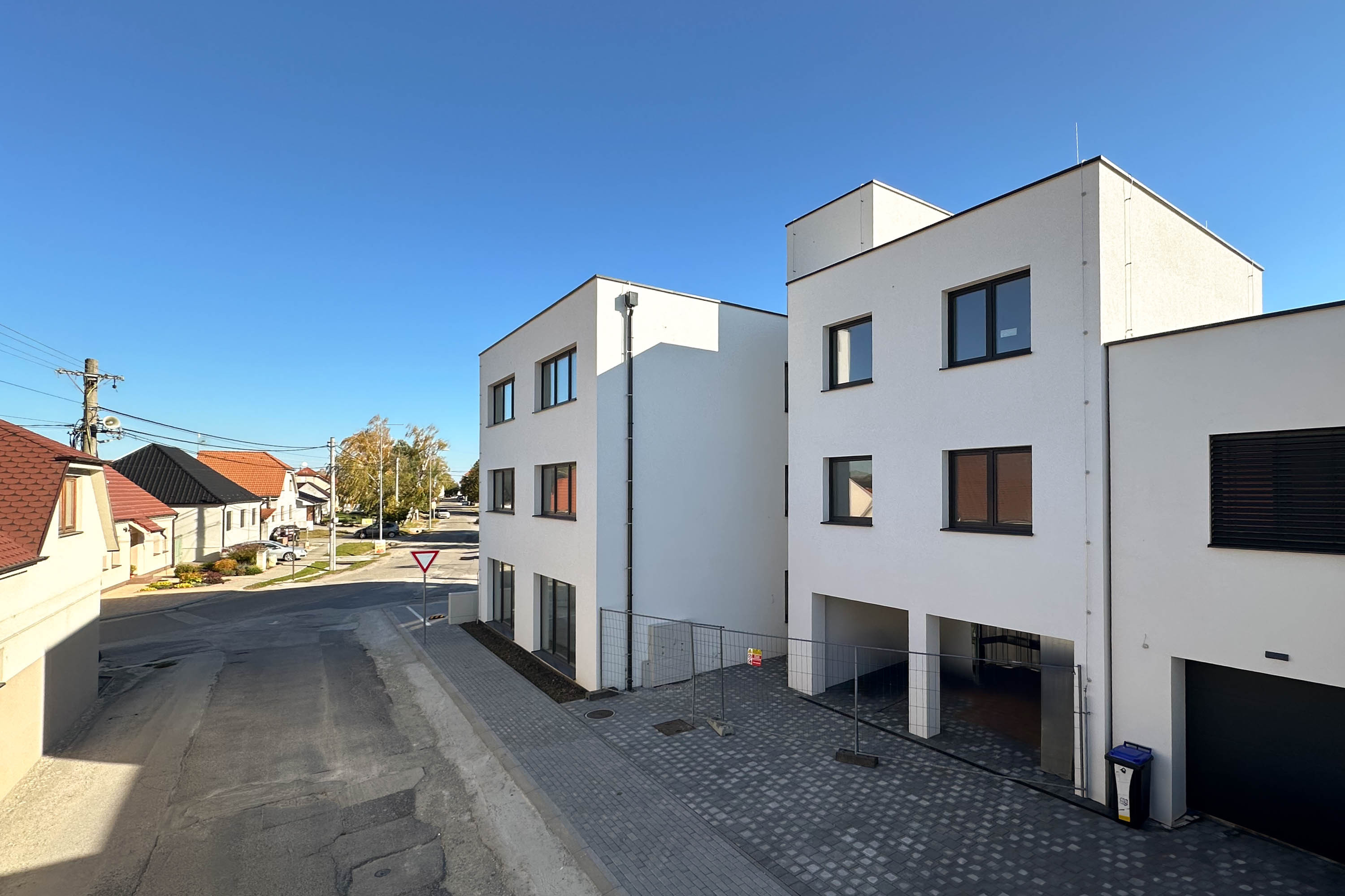 Novovybudovaný bytový dom s bytmi a polyfunkciou na predaj!!! Obec Červeník pri Trnave!