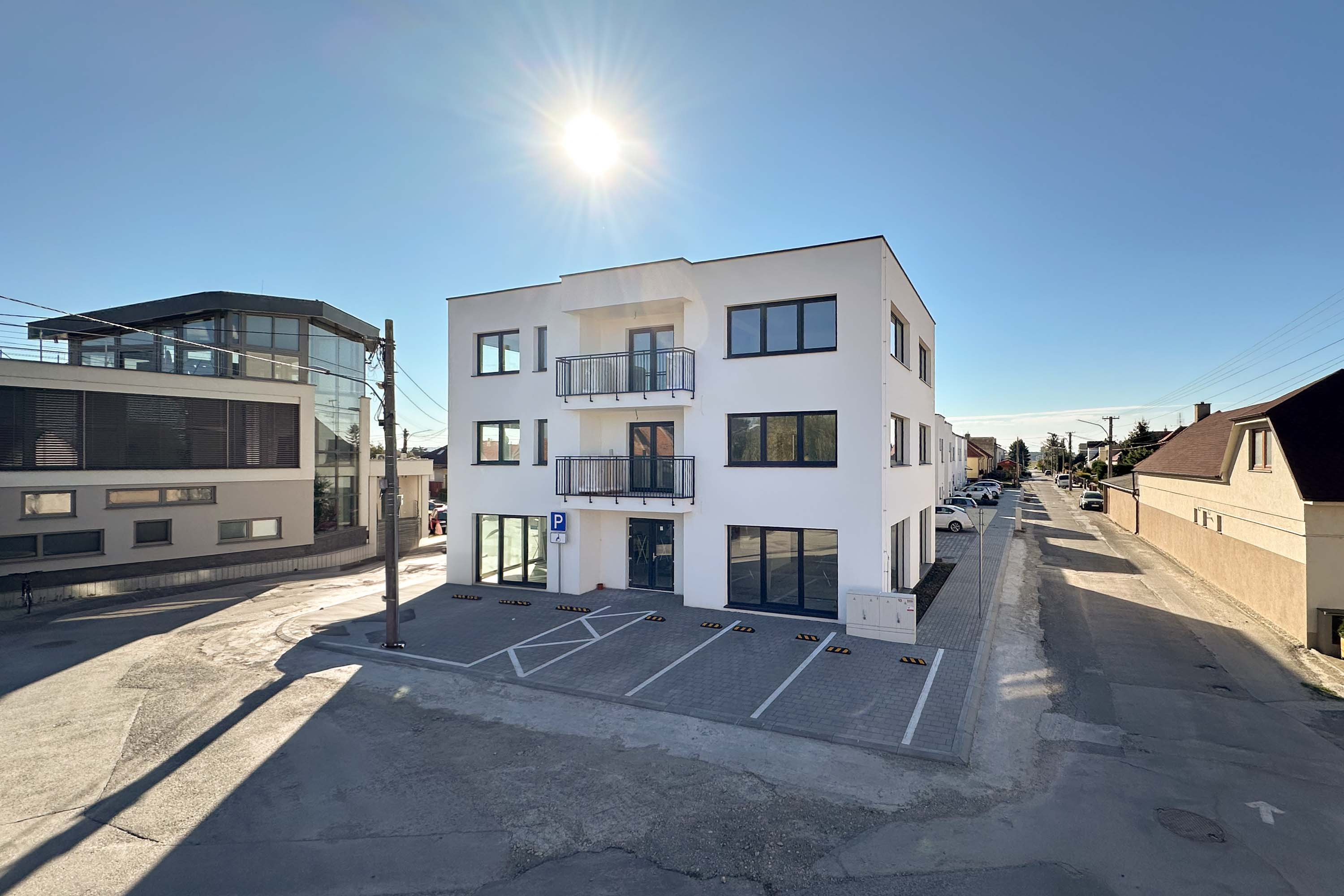 Novovybudovaný bytový dom s bytmi a polyfunkciou na predaj!!! Obec Červeník pri Trnave!