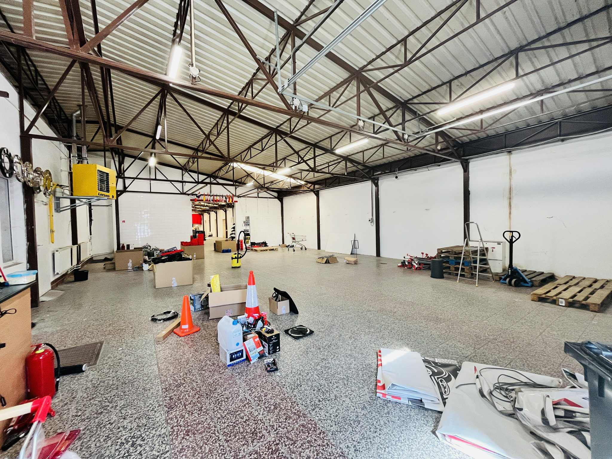 Na prenájom murovaný obchodno-skladový priestor s výmerou 408,60 m² v Senci