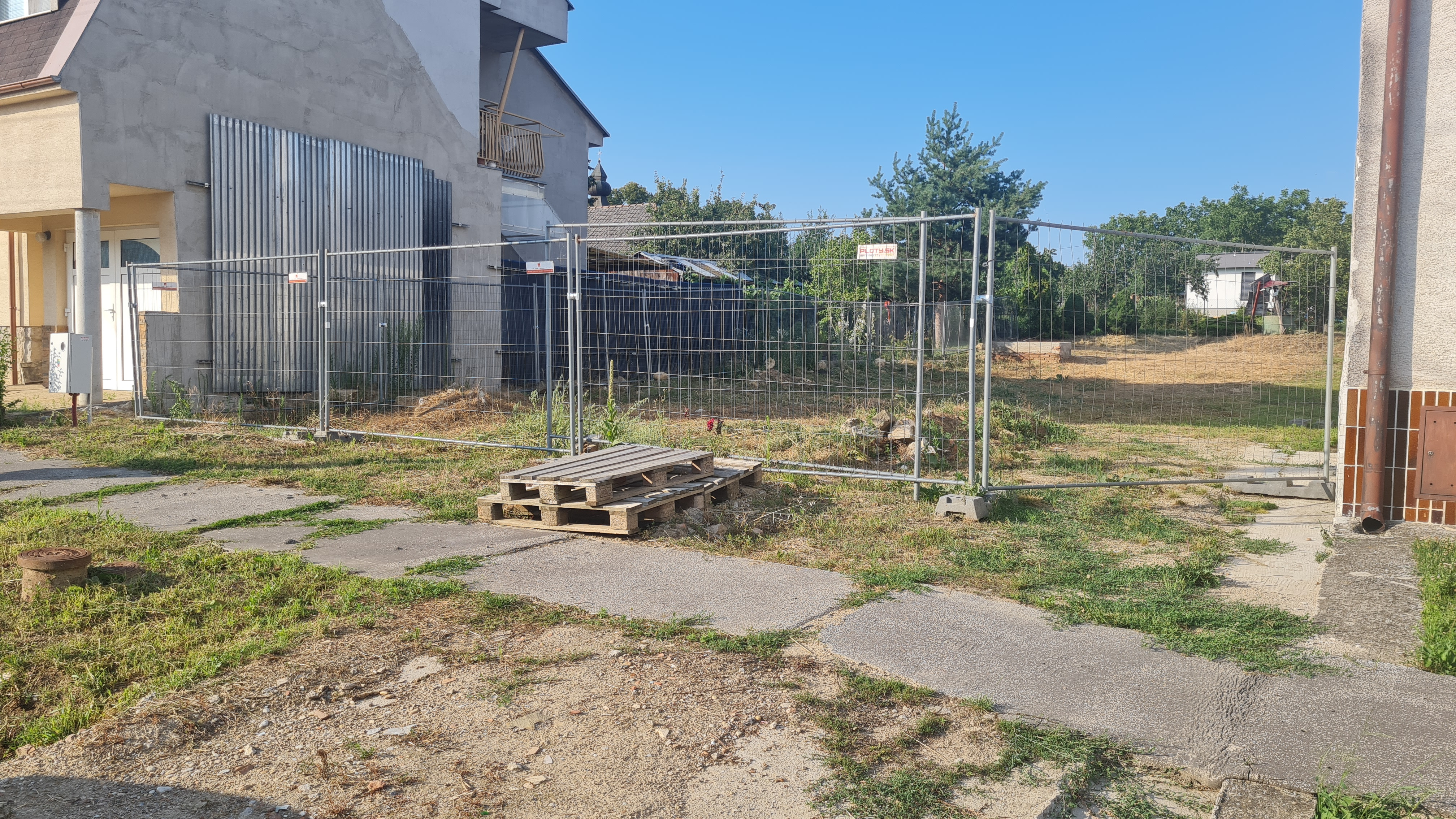 Pozemok s architektonickou štúdiou rodinného domu v obci Horné Dubové