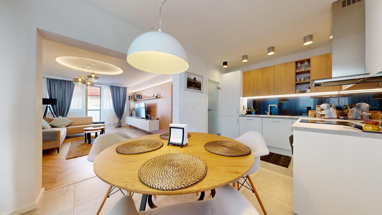 Krásny 3izb.byt v úplnom centre v oplotenom areáli s vlastným garáž. a parkov. státim