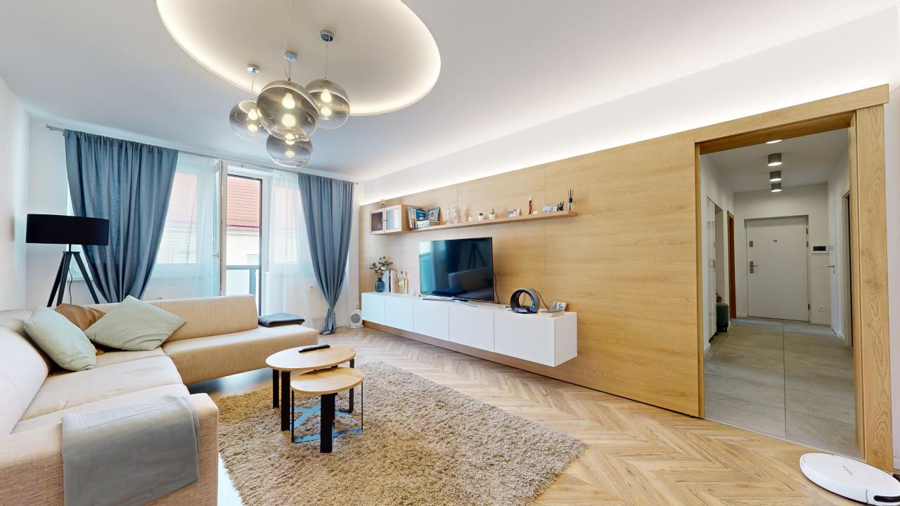 Krásny 3izb.byt v úplnom centre v oplotenom areáli s vlastným garáž. a parkov. státim