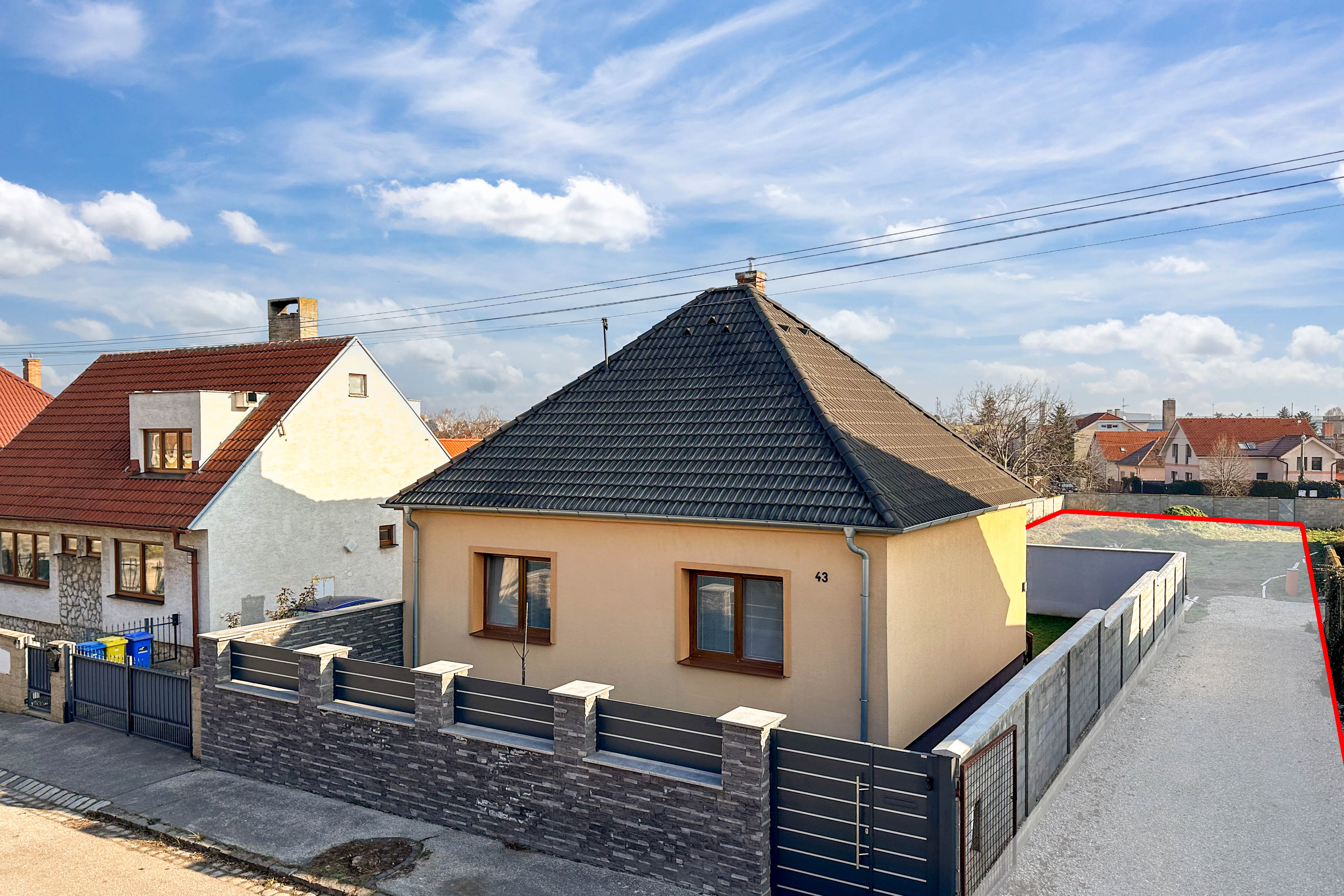 Na PREDAJ!!! Slnečný,  stavebný pozemok ,oplotený v obľúbenej časti Trnavy  na Kozáckej ulici.