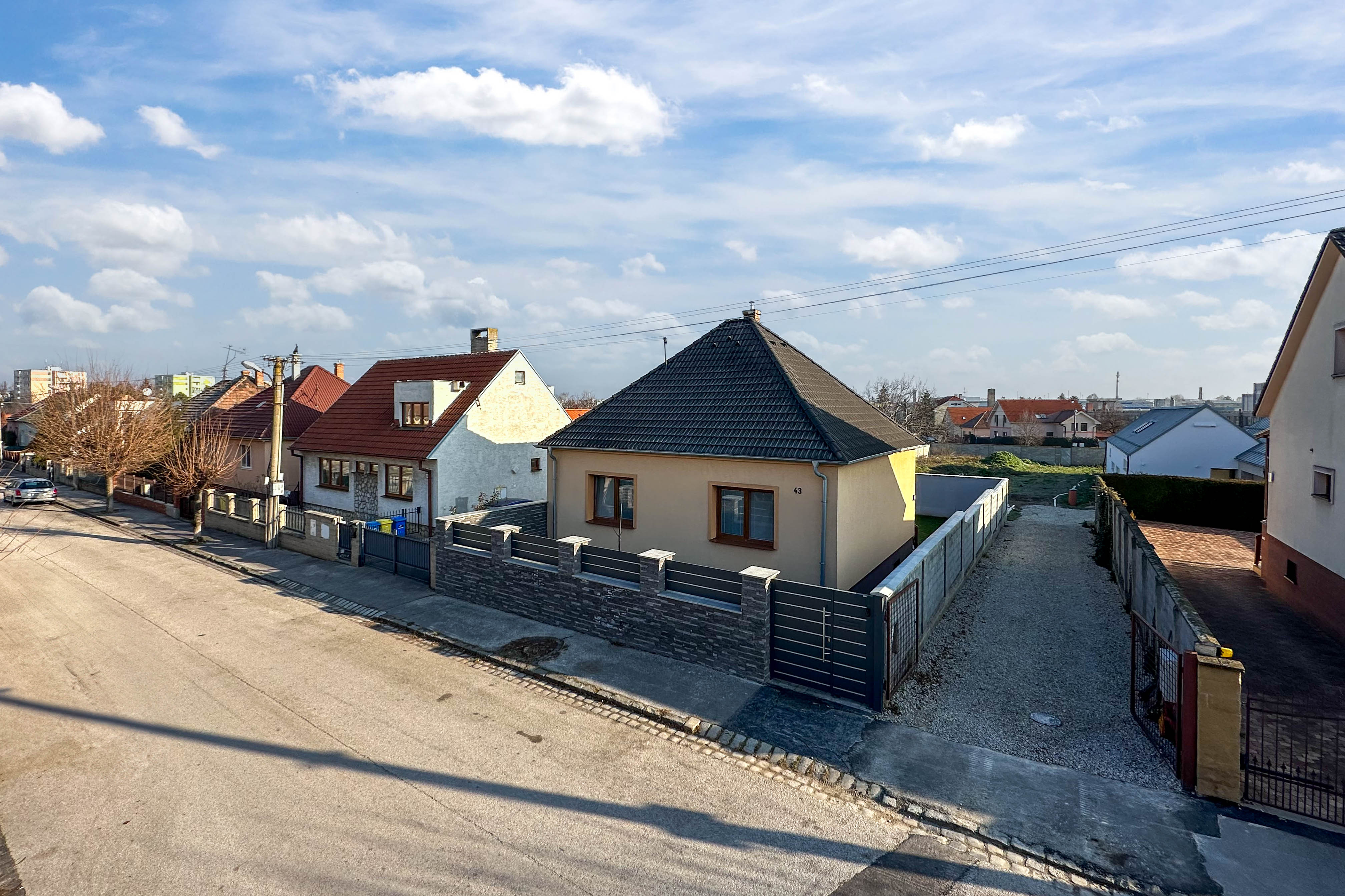 Na PREDAJ!!! Slnečný,  stavebný pozemok ,oplotený v obľúbenej časti Trnavy  na Kozáckej ulici.