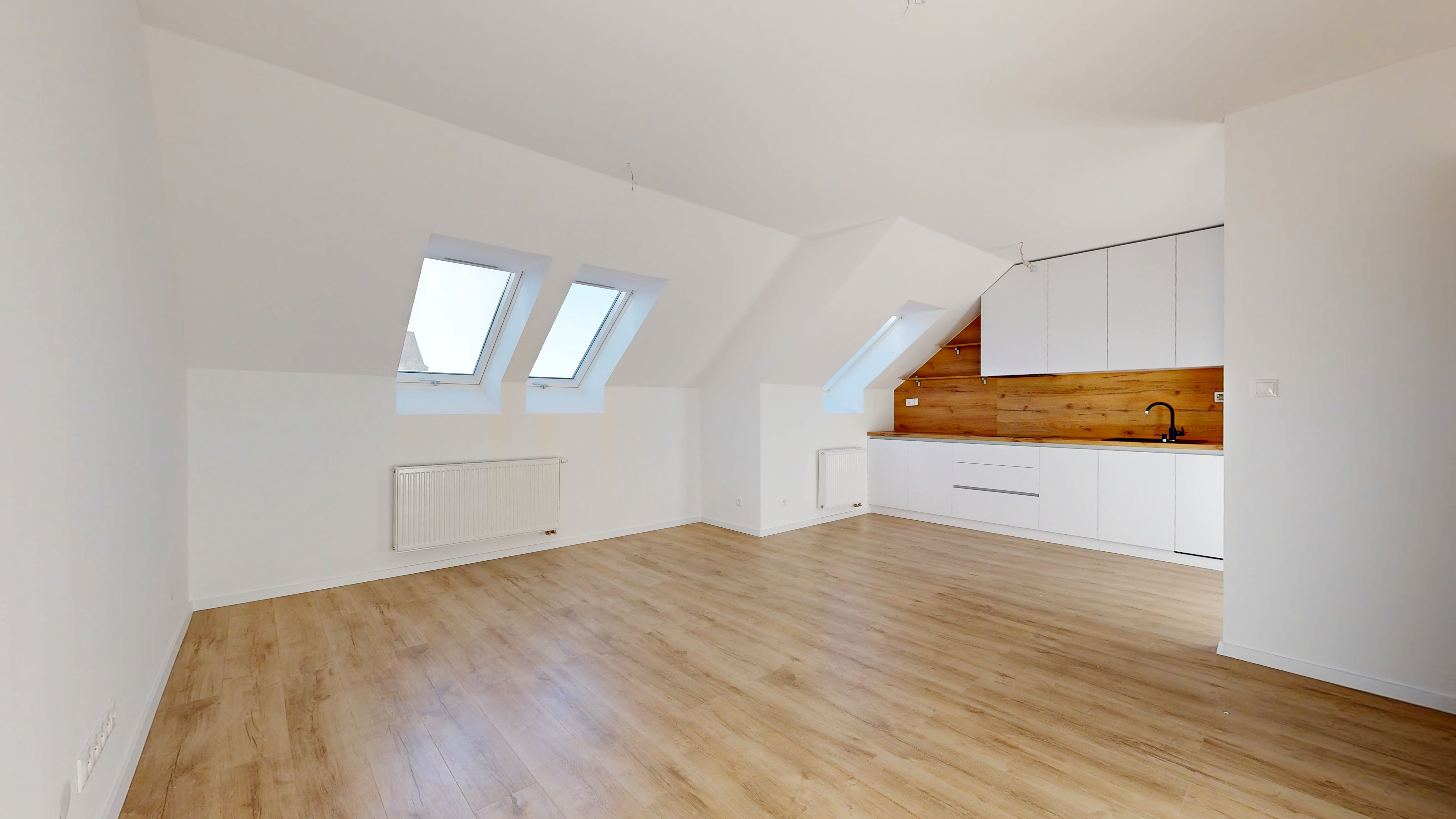 POLIANKY / Priestranný 3-izbový byt s loggiou a kuchynskou linkou