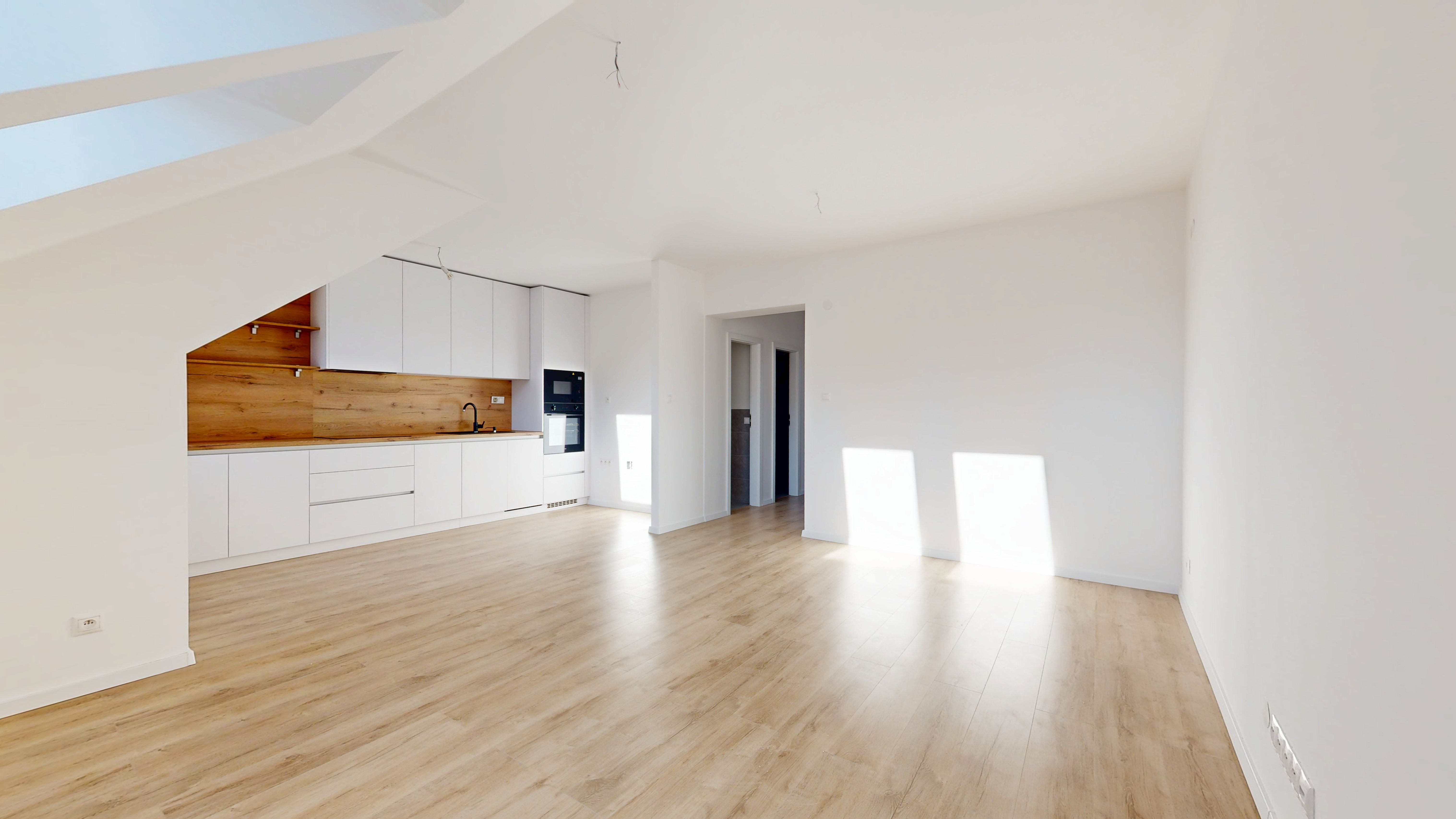 POLIANKY / Priestranný 3-izbový byt s loggiou a kuchynskou linkou