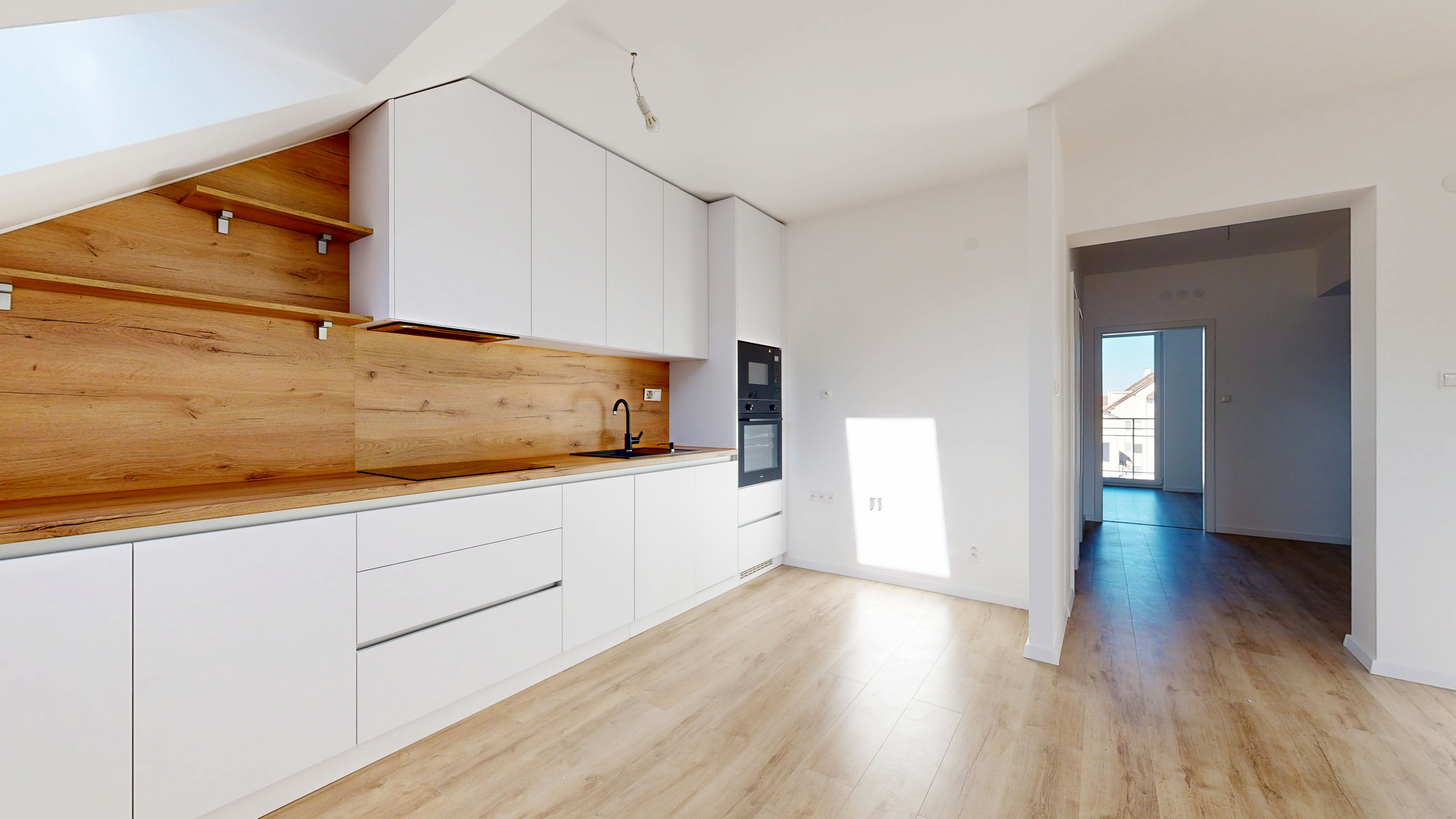 POLIANKY / Priestranný 3-izbový byt s loggiou a kuchynskou linkou