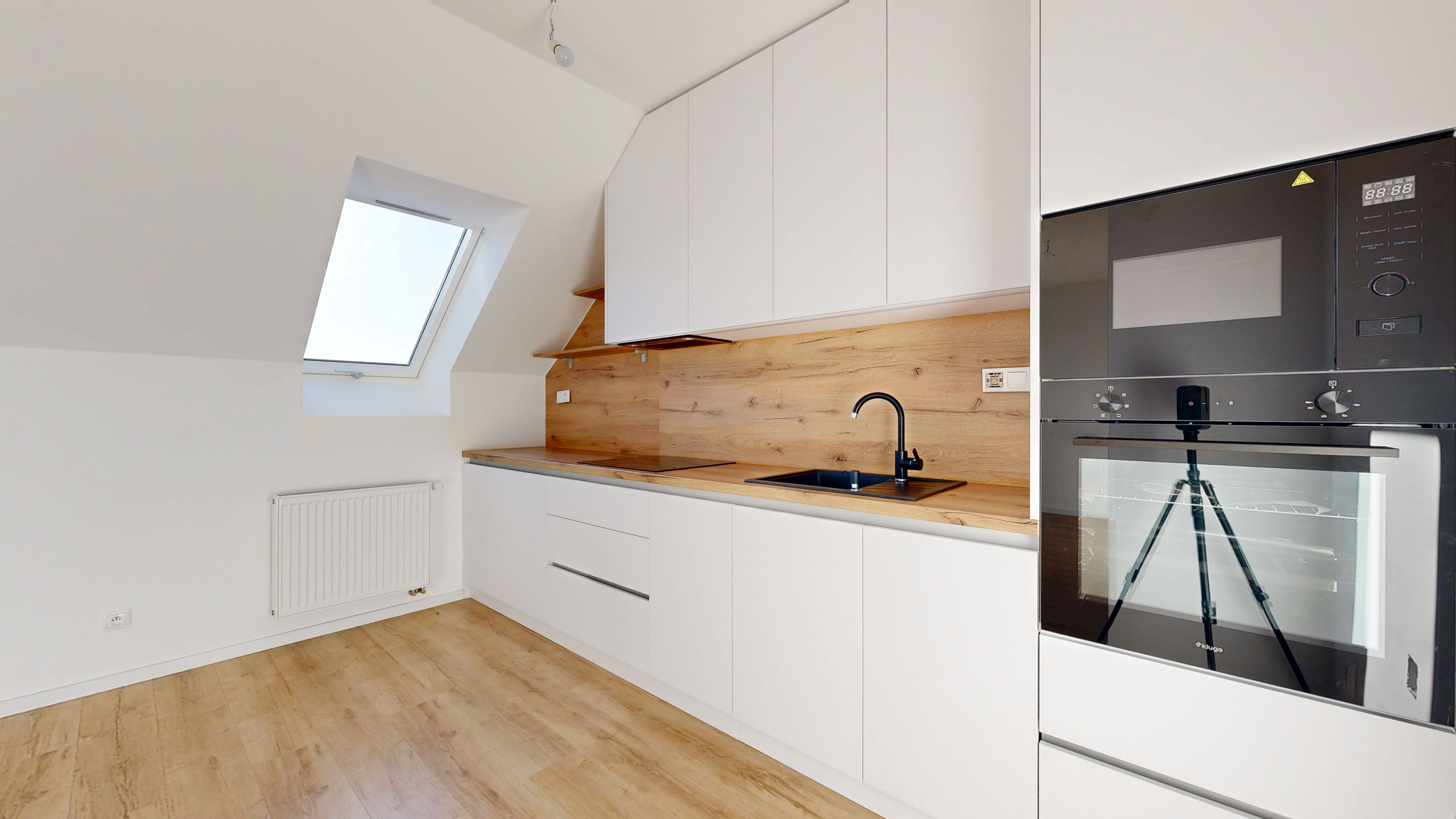 POLIANKY / Priestranný 3-izbový byt s loggiou a kuchynskou linkou