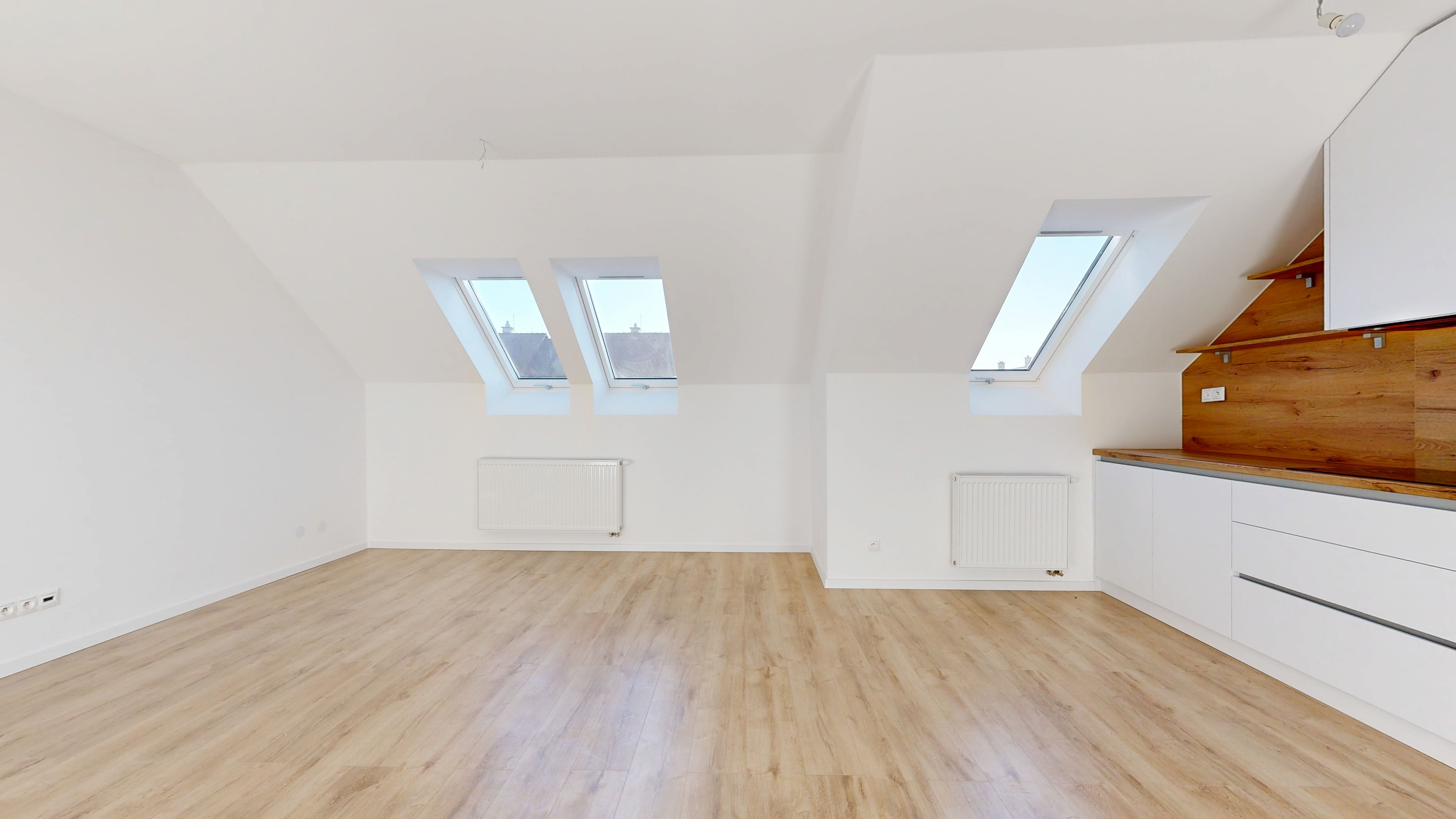 POLIANKY / Priestranný 3-izbový byt s loggiou a kuchynskou linkou