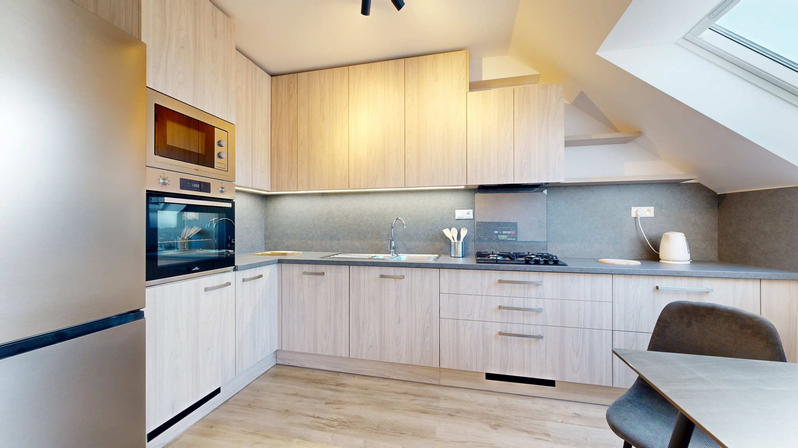 PRENÁJOM zariadený 2-izbový byt s parkovacím miestom