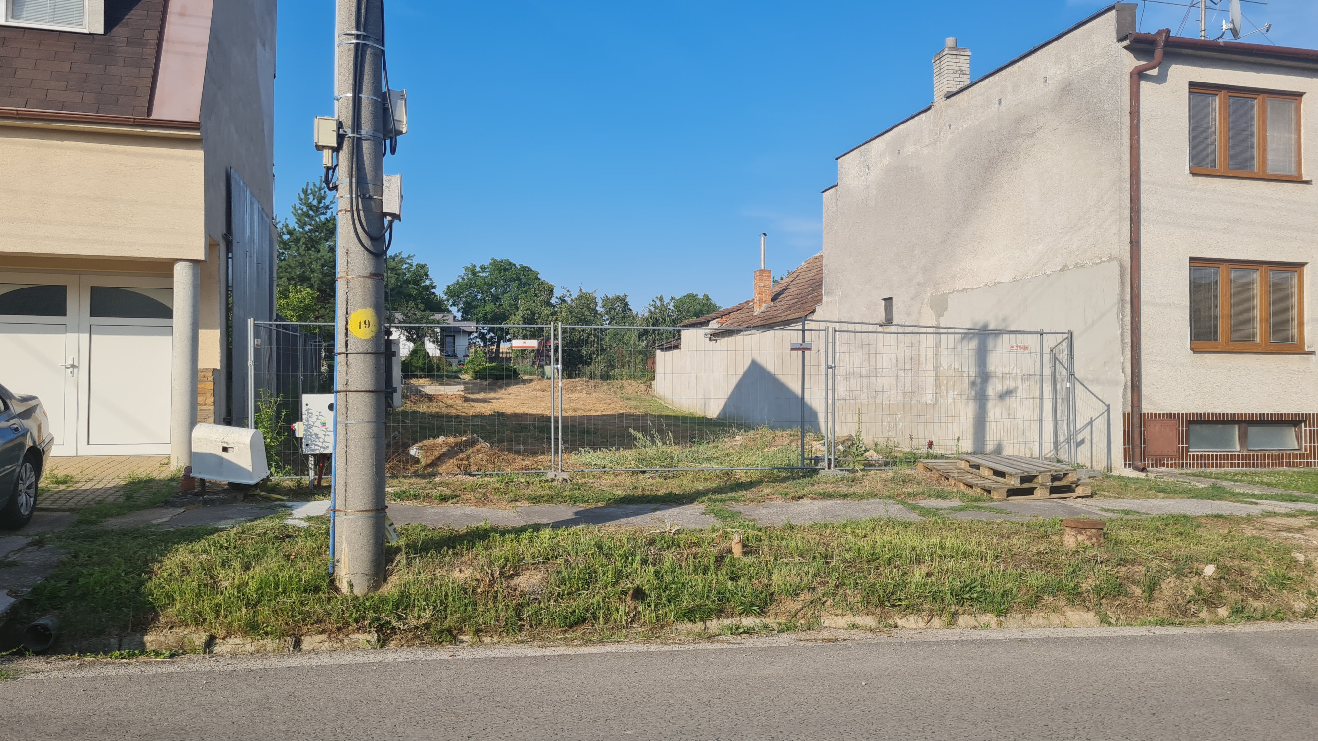 Pozemok s architektonickou štúdiou rodinného domu v obci Horné Dubové