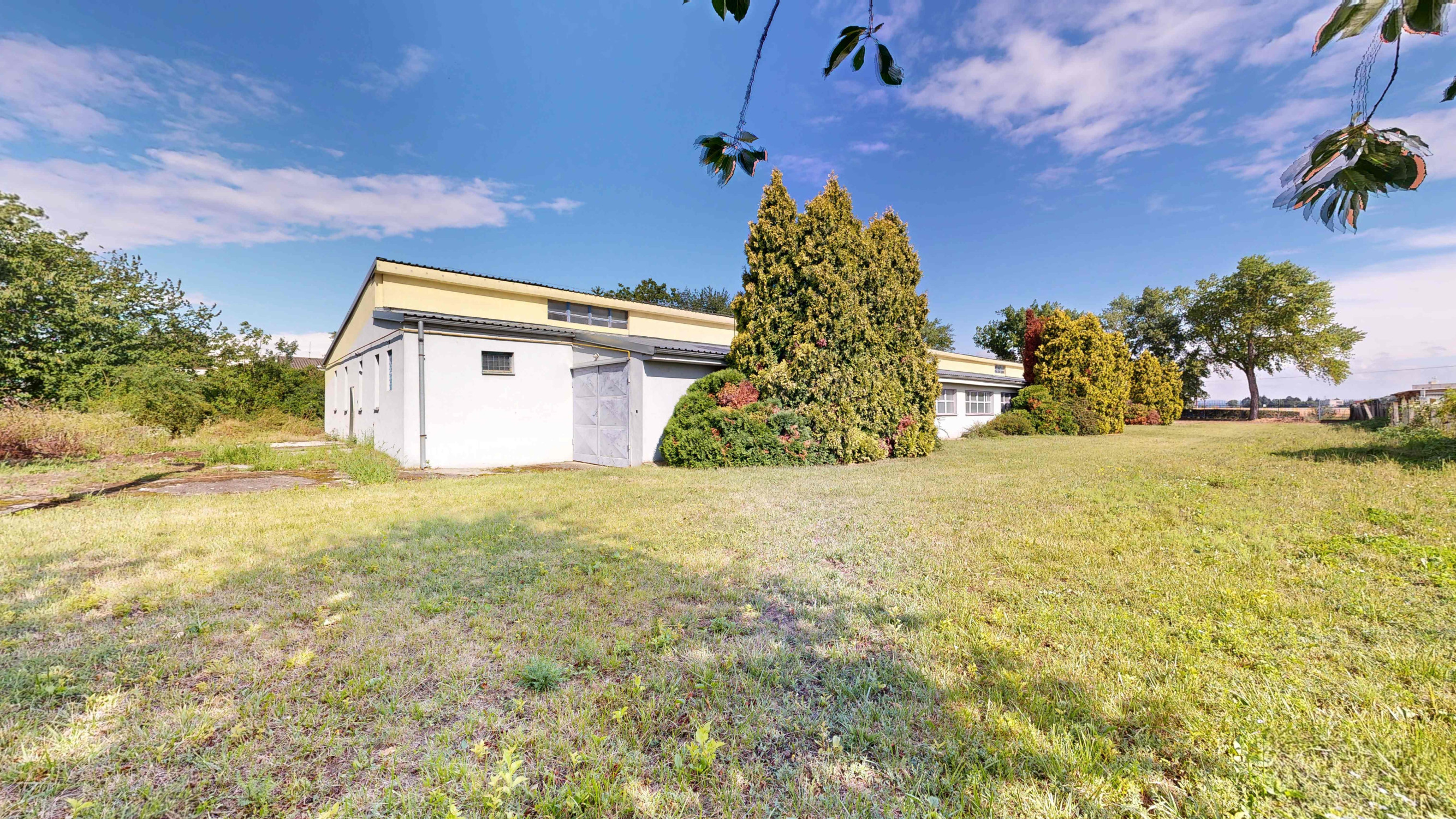 Na predaj priemyselná hala na okraji mesta Trnava – pozemok 2 500 m²