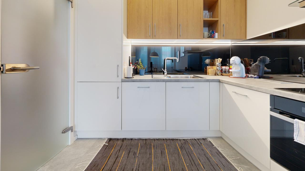 Krásny 3izb.byt v úplnom centre v oplotenom areáli s vlastným garáž. a parkov. státim