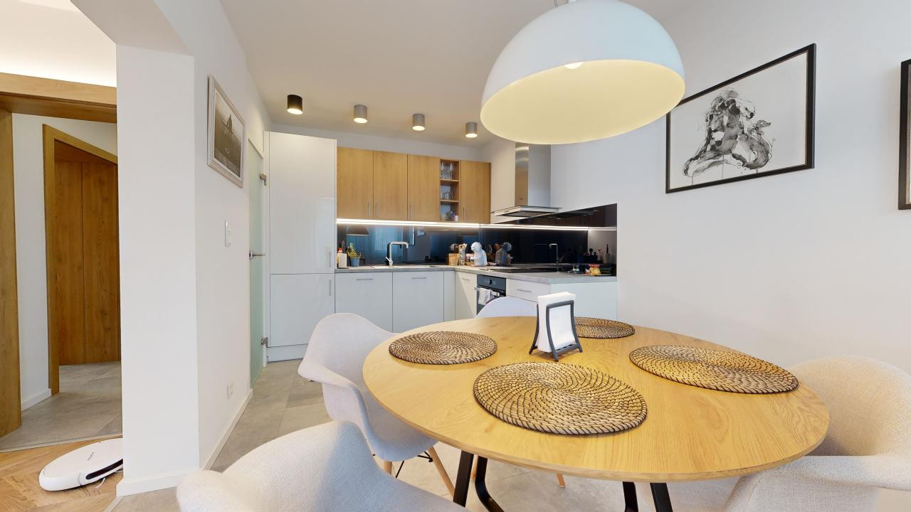 Krásny 3izb.byt v úplnom centre v oplotenom areáli s vlastným garáž. a parkov. státim