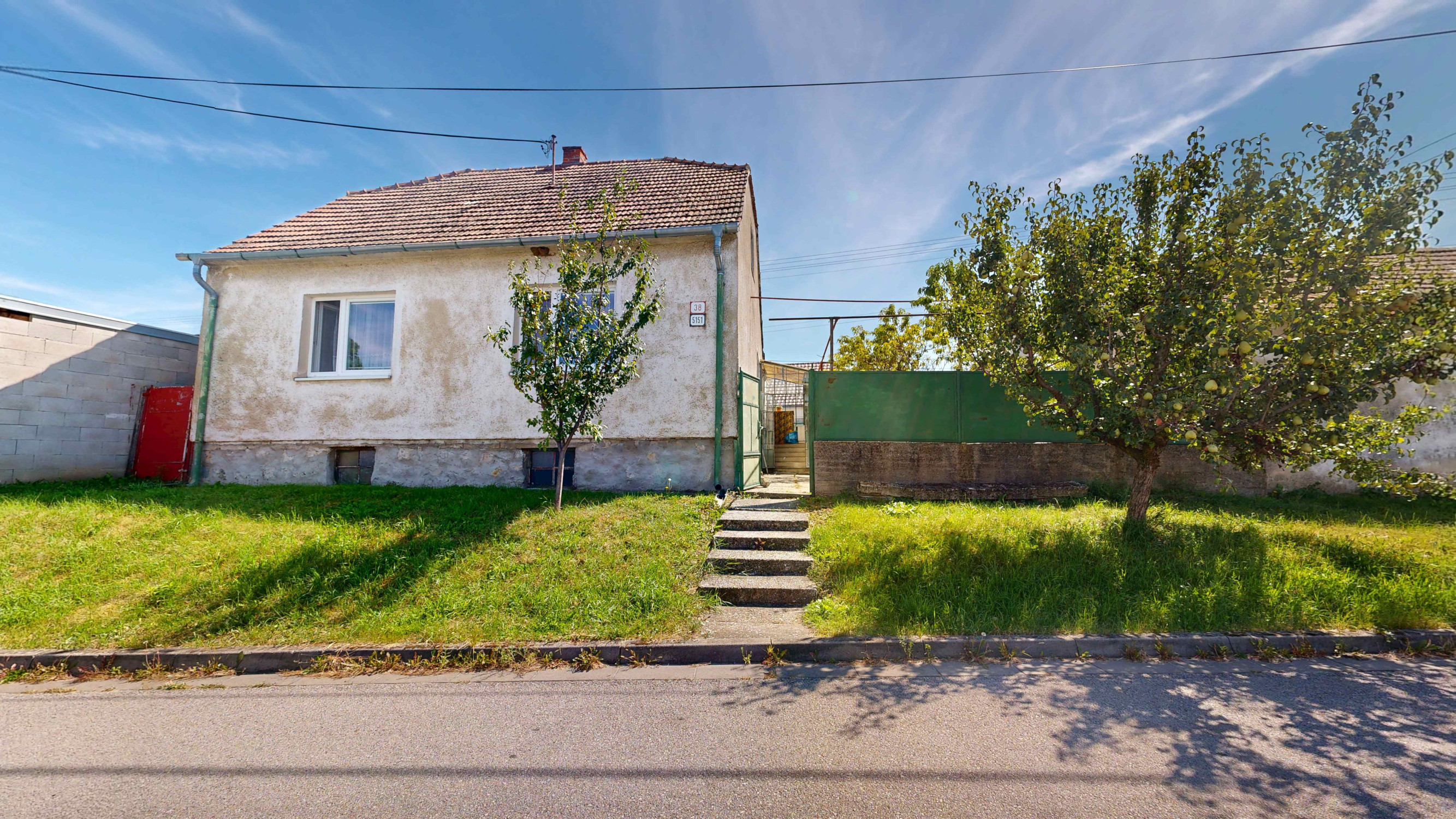 PREDAJ – STARŠÍ TEHLOVÝ RODINNÝ DOM V HRNČIAROVCIACH NAD PARNOU PRI TRNAVE