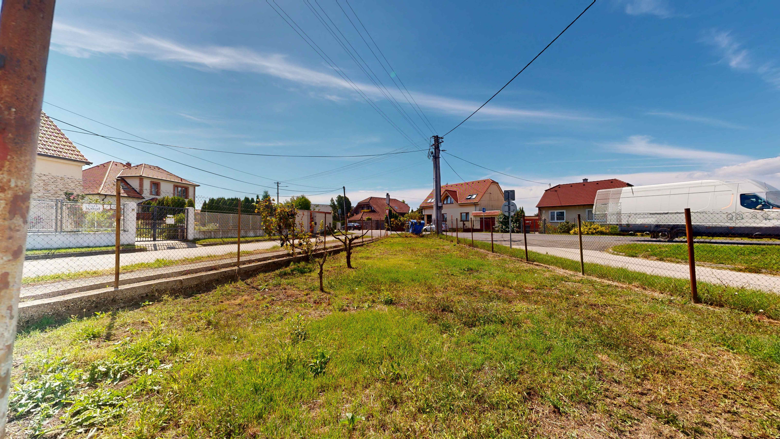 PREDAJ – STARŠÍ TEHLOVÝ RODINNÝ DOM V HRNČIAROVCIACH NAD PARNOU PRI TRNAVE