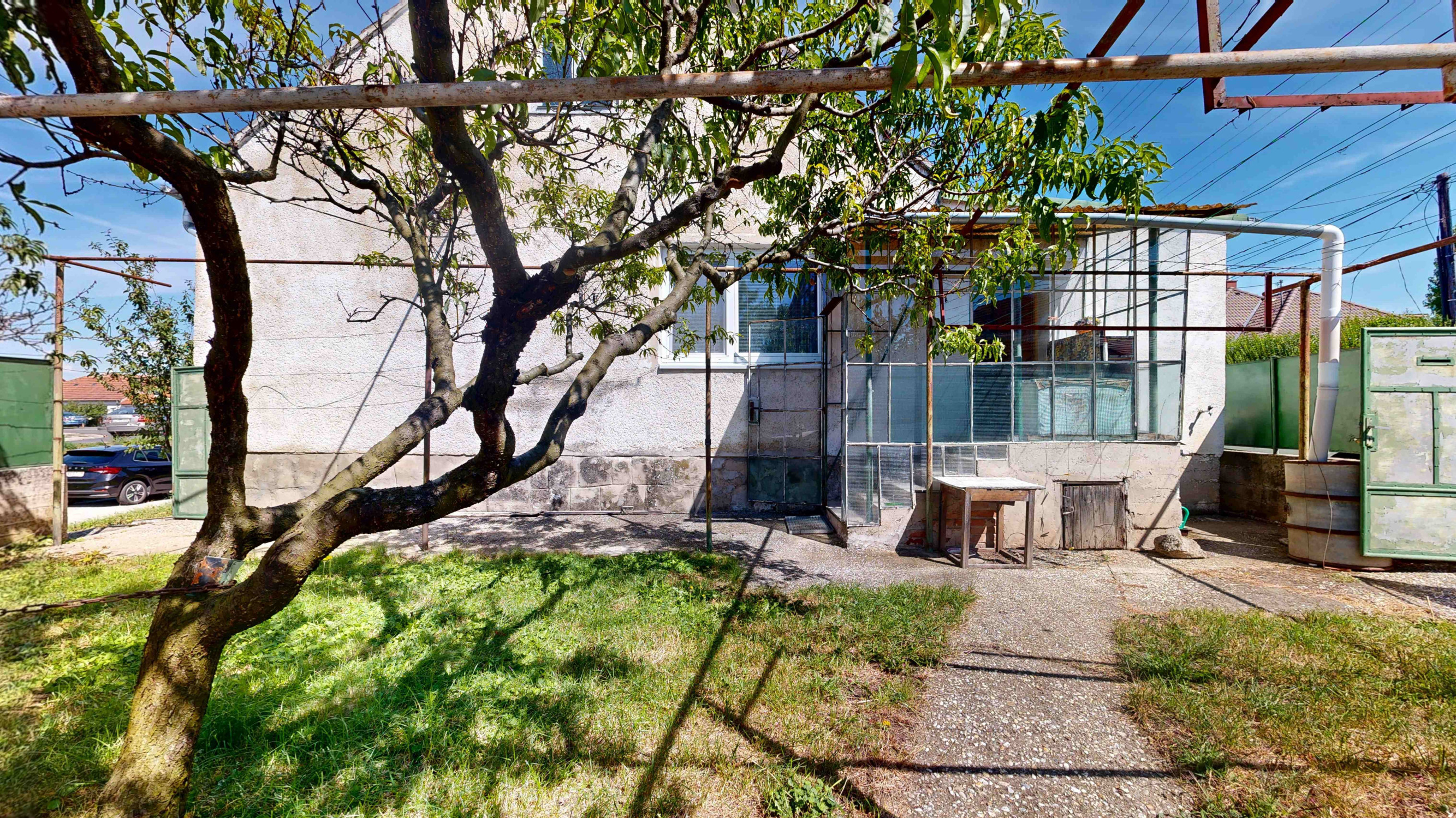 PREDAJ – STARŠÍ TEHLOVÝ RODINNÝ DOM V HRNČIAROVCIACH NAD PARNOU PRI TRNAVE