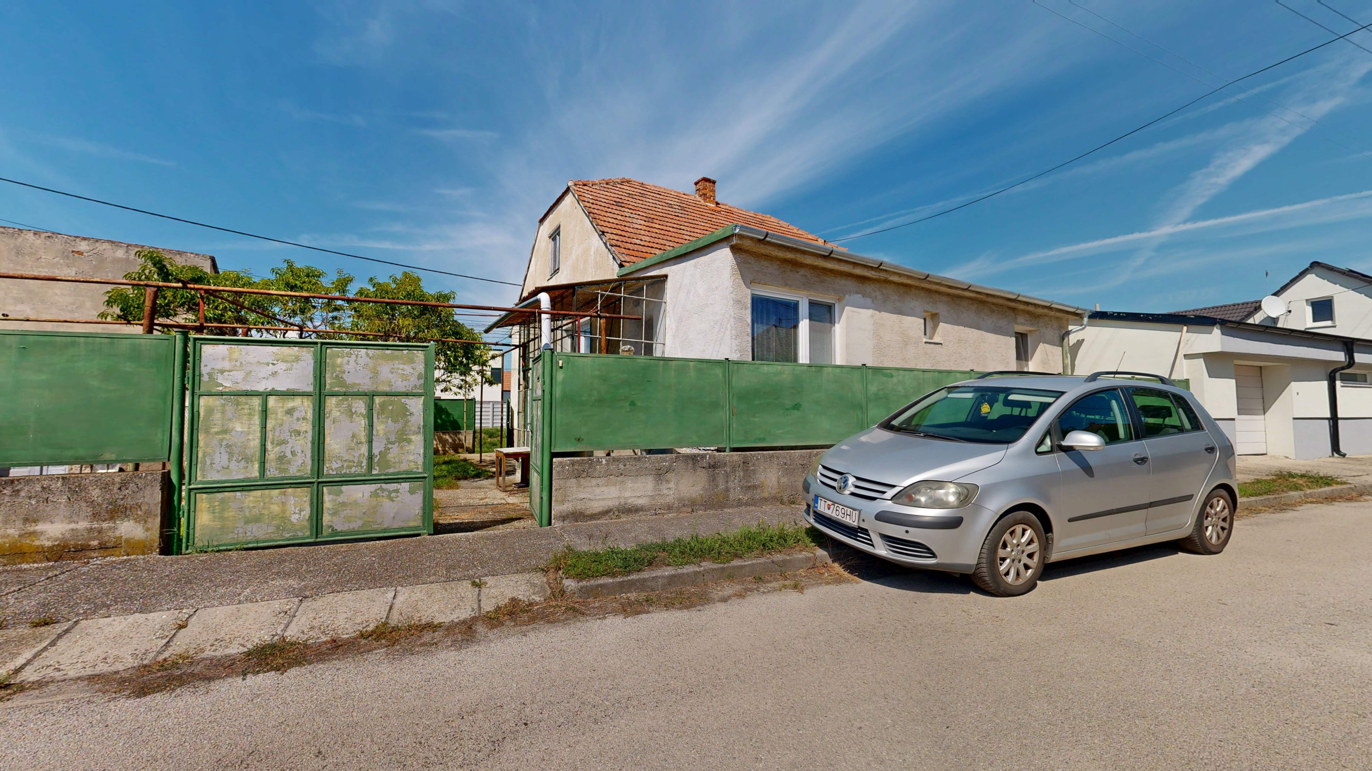 PREDAJ – STARŠÍ TEHLOVÝ RODINNÝ DOM V HRNČIAROVCIACH NAD PARNOU PRI TRNAVE