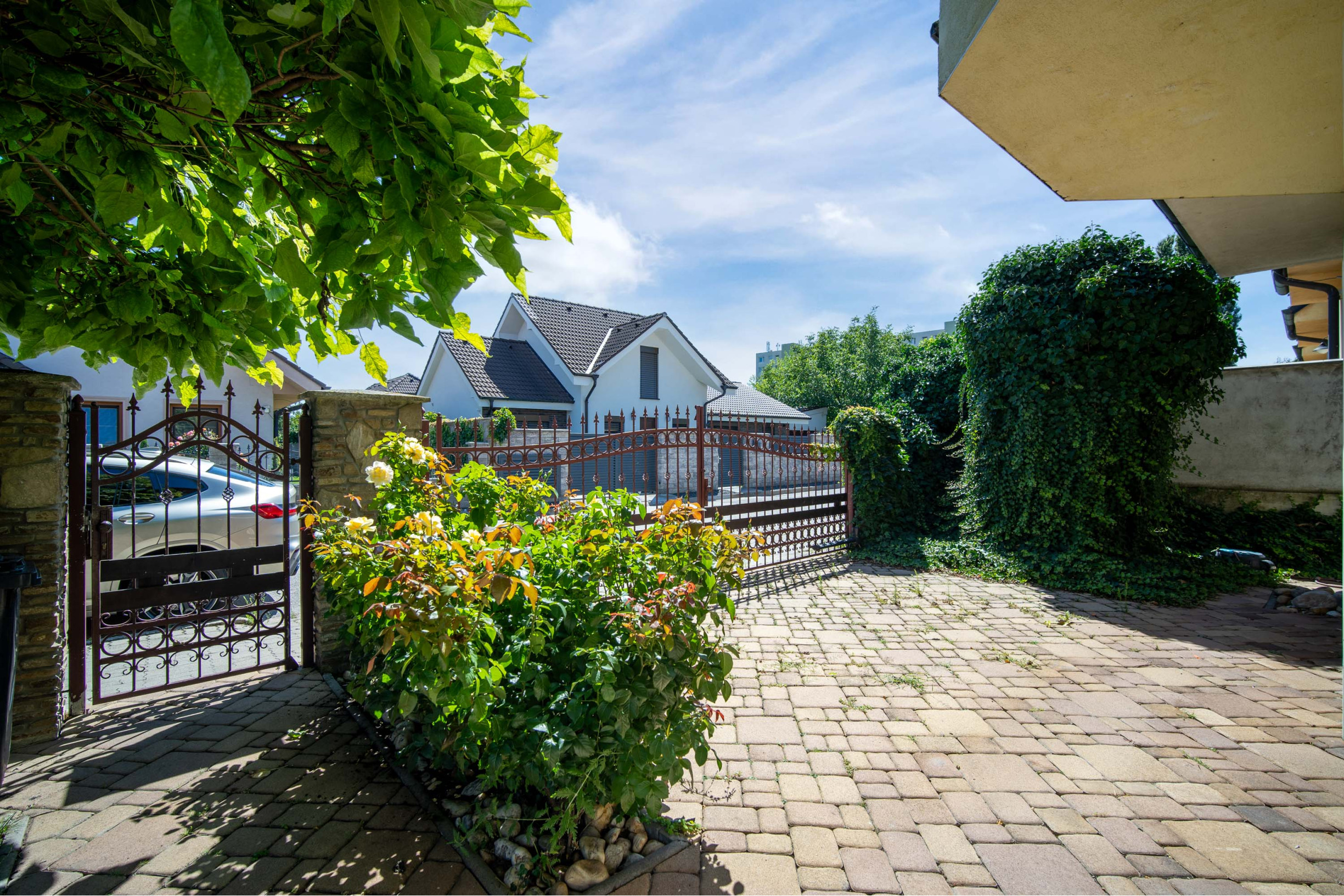 Predaj! 2podlažný 6izb. rod.dom  s dvoj garážou    na Kozáckej ul.