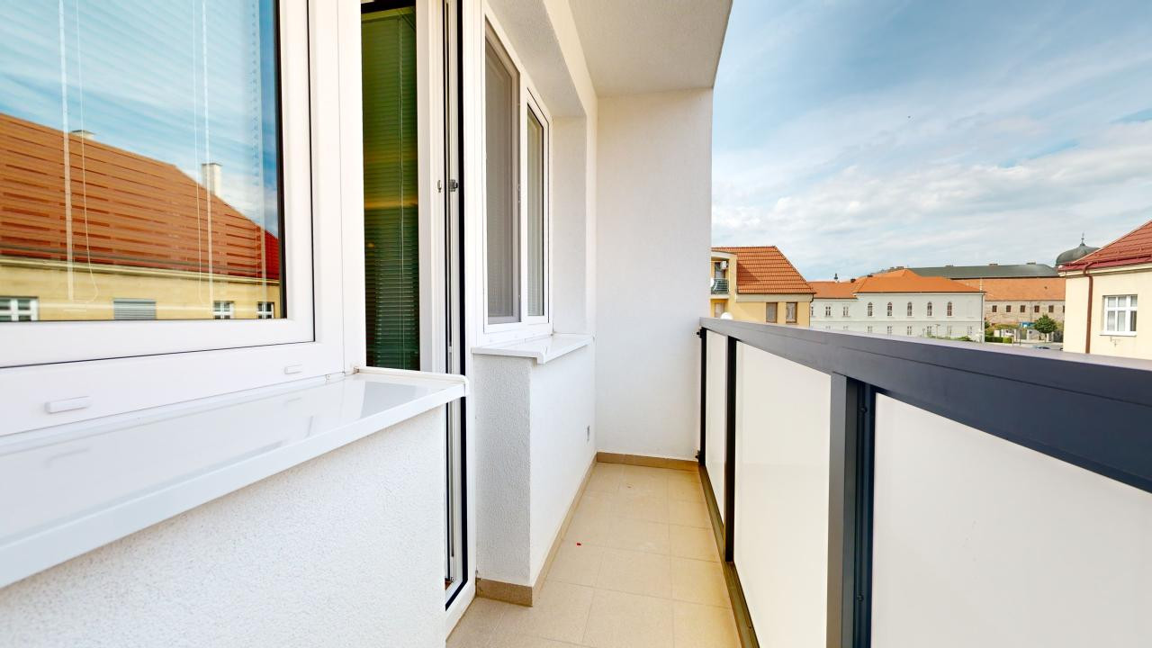 Krásny 3izb.byt v úplnom centre v oplotenom areáli s vlastným garáž. a parkov. státim