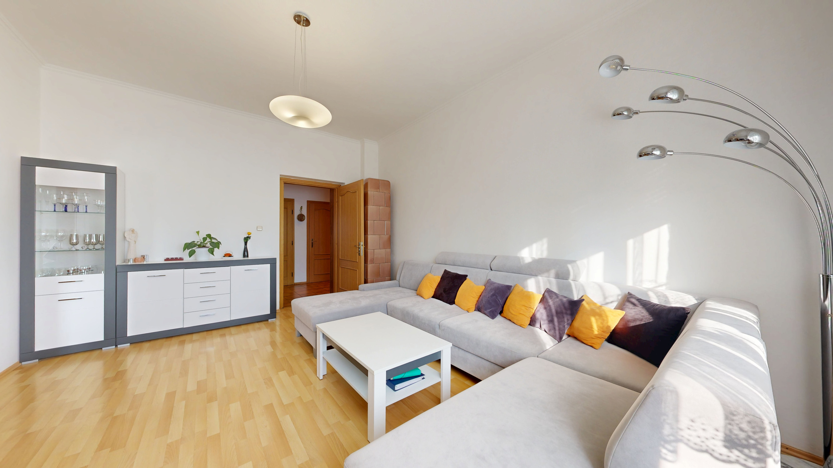 Priestranný 4-izbový byt s vysokými stropmi, vlastnou záhradou a 2 parkovacími miestami – Boleráz