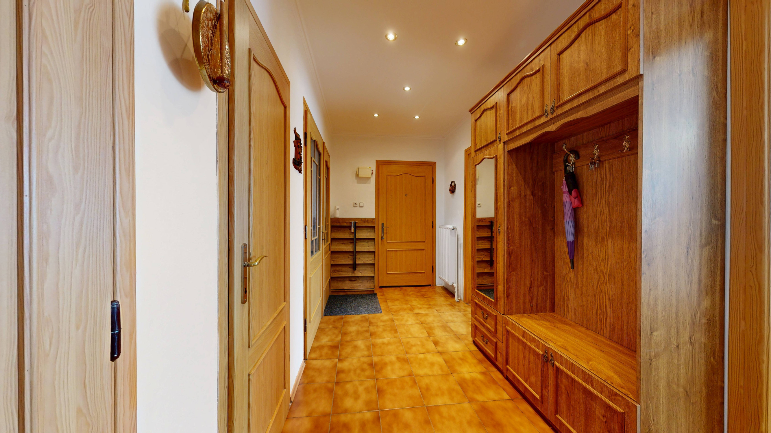 Priestranný 4-izbový byt s vysokými stropmi, vlastnou záhradou a 2 parkovacími miestami – Boleráz