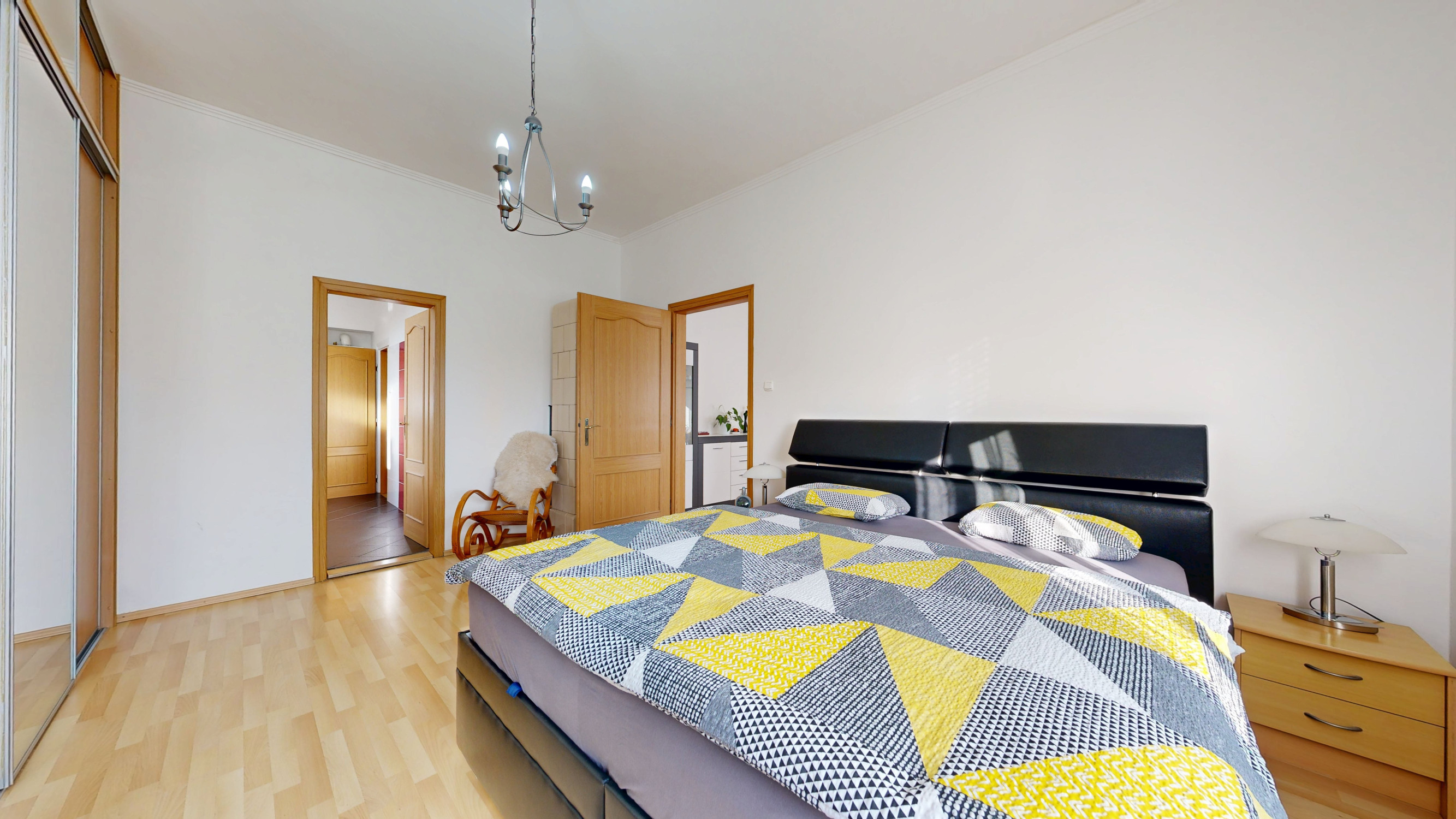 Priestranný 4-izbový byt s vysokými stropmi, vlastnou záhradou a 2 parkovacími miestami – Boleráz