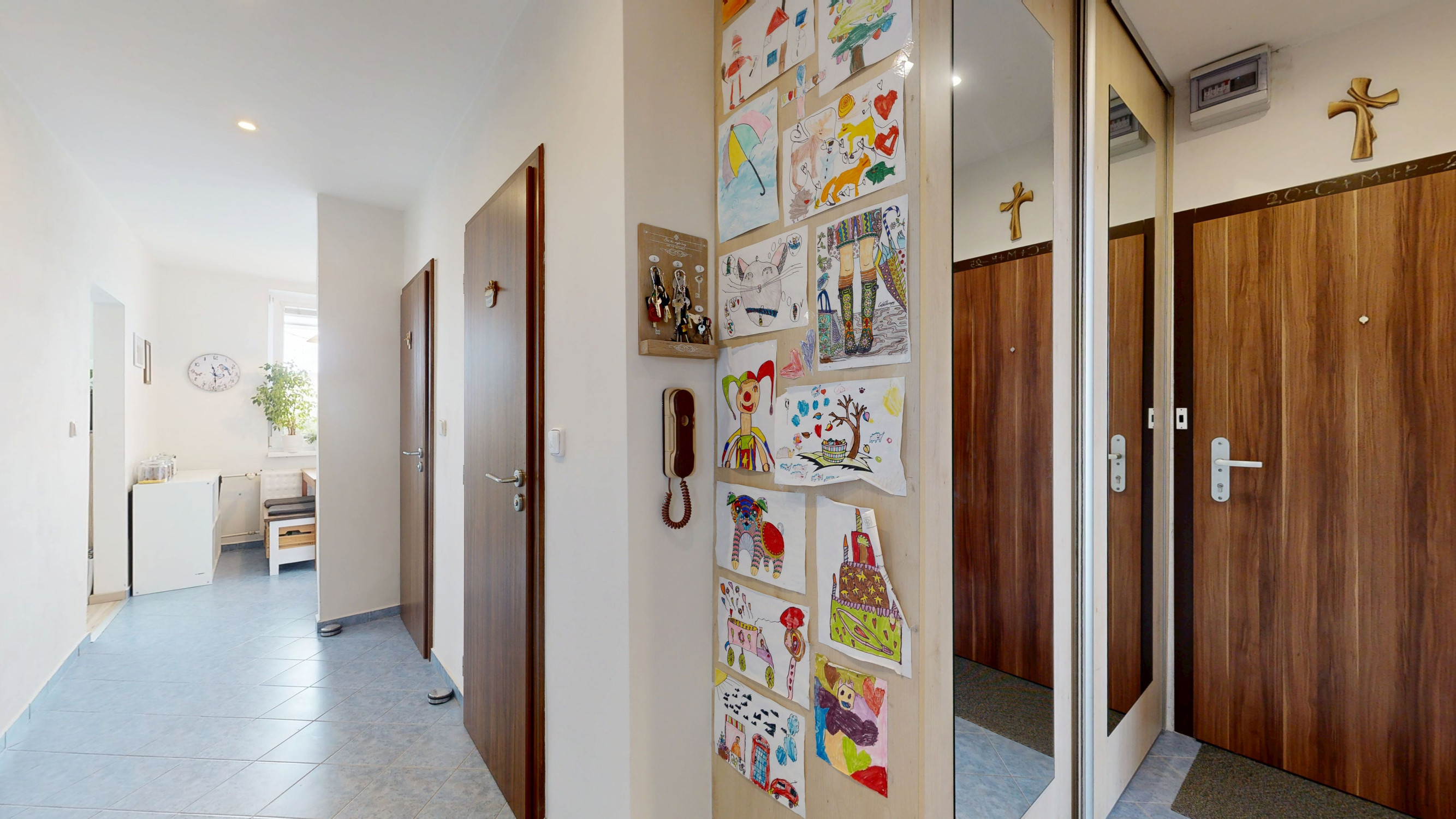 REZERVOVANÉ!Ponúkame na predaj priestranný 3-izbový byt s loggiou na sídlisku Hliny