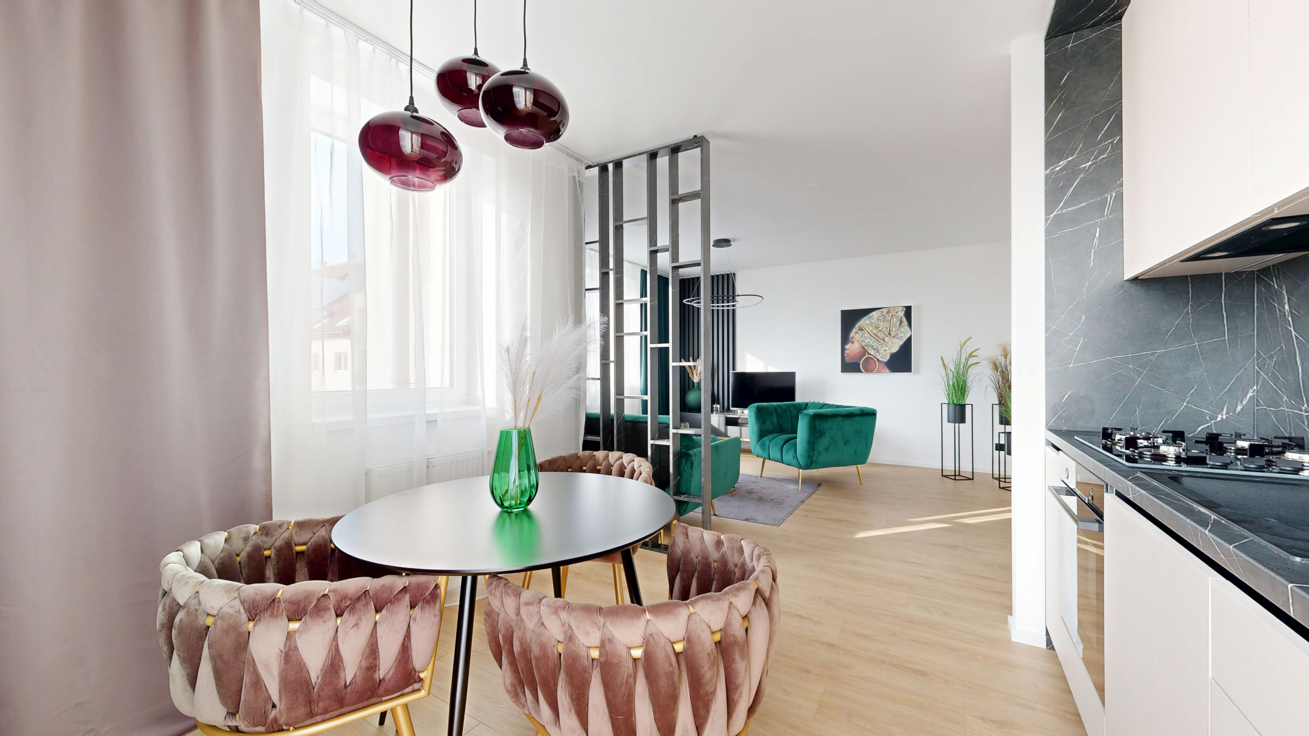 Štýlový 3-izbový byt so zariadením, loggiou a balkónom