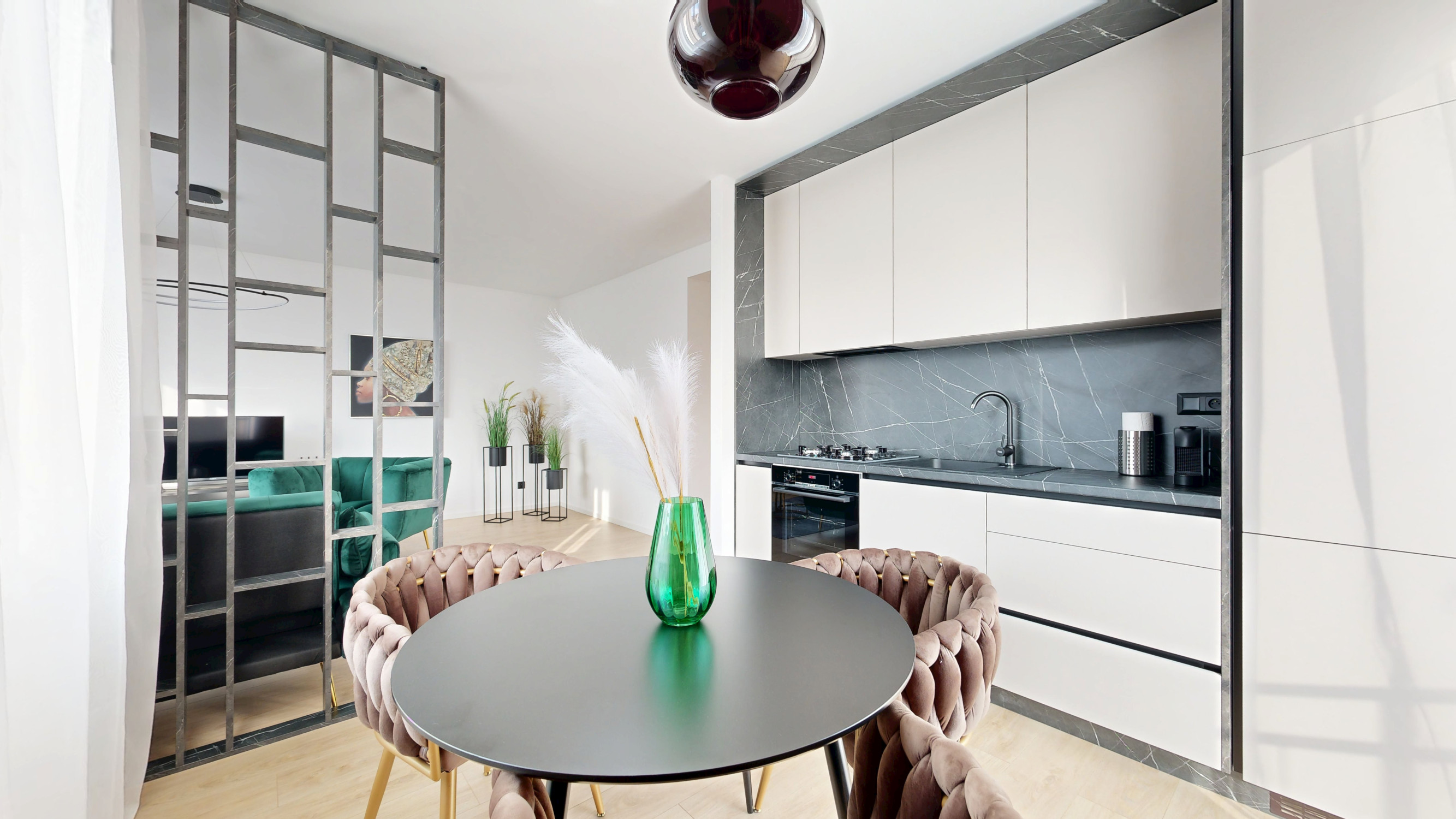 Štýlový 3-izbový byt so zariadením, loggiou a balkónom