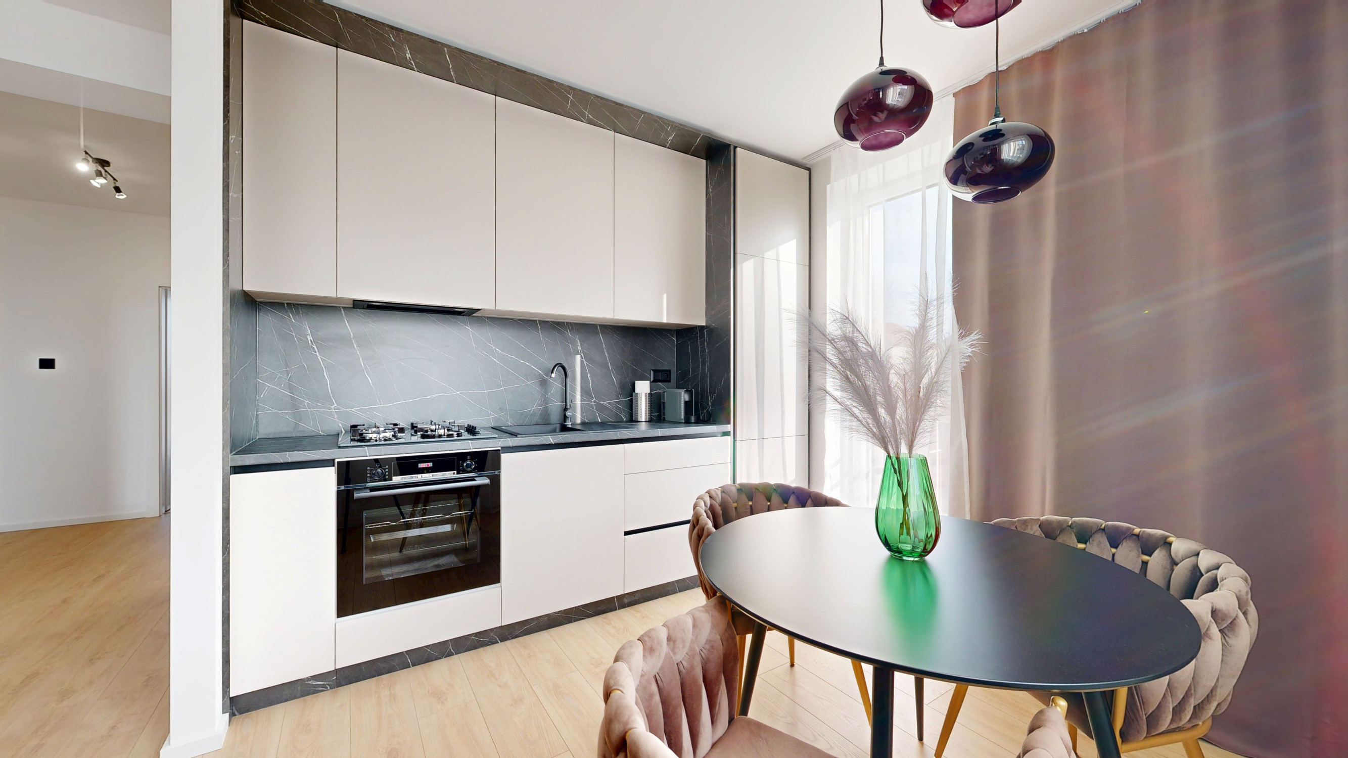 Štýlový 3-izbový byt so zariadením, loggiou a balkónom