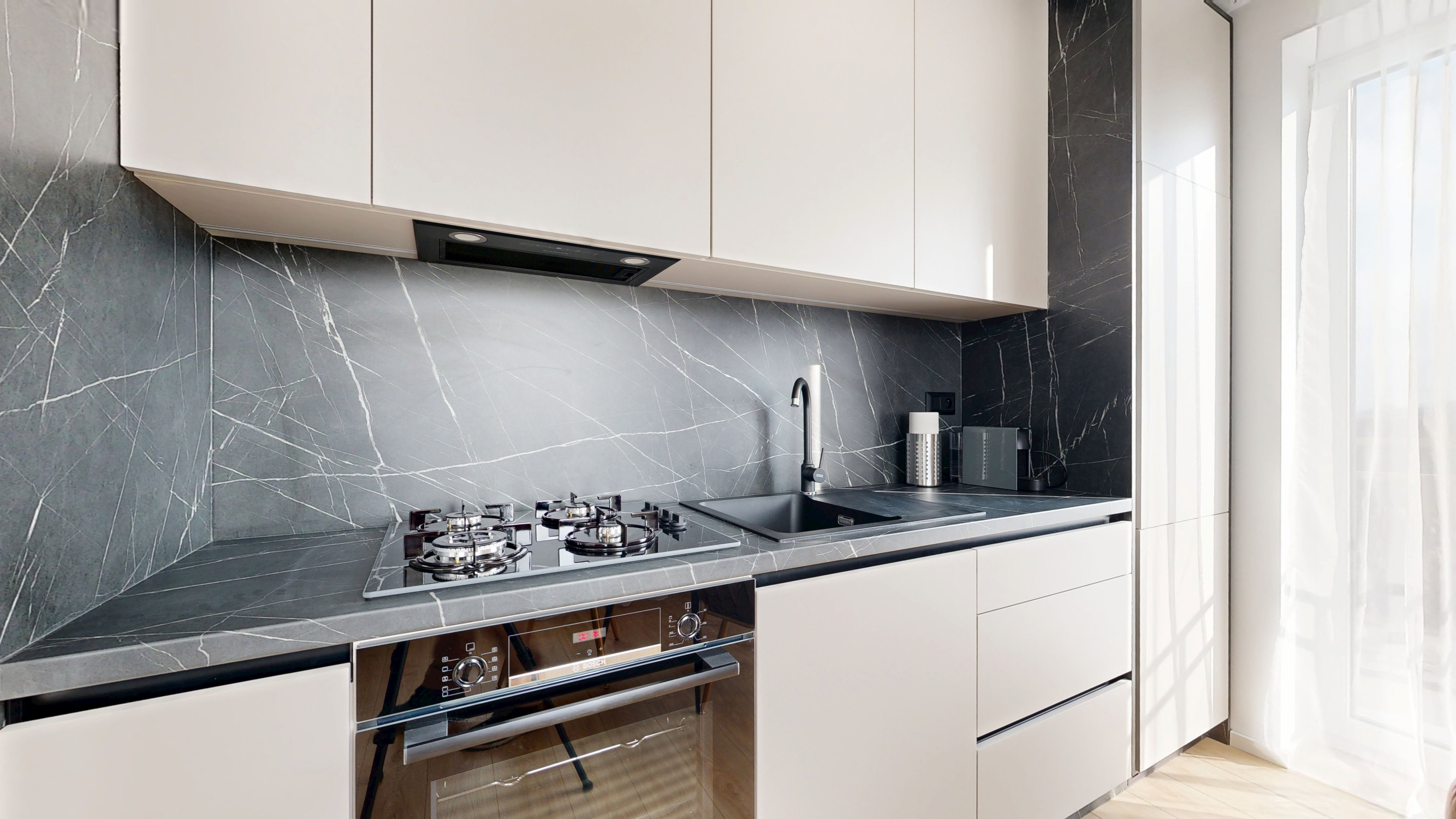 Štýlový 3-izbový byt so zariadením, loggiou a balkónom