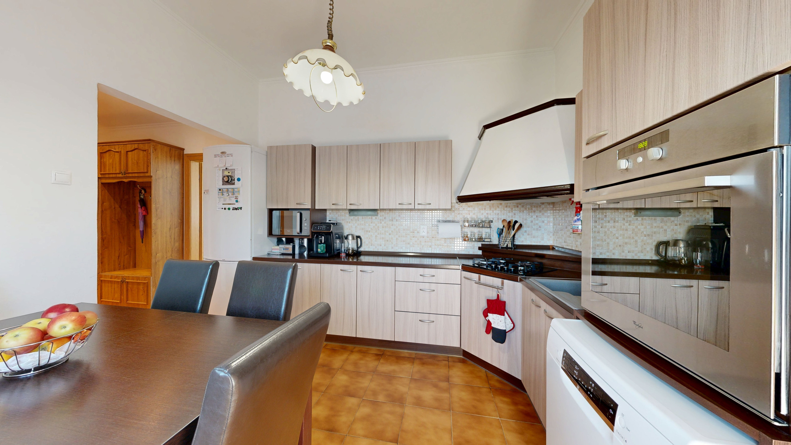 Priestranný 4-izbový byt s vysokými stropmi, vlastnou záhradou a 2 parkovacími miestami – Boleráz