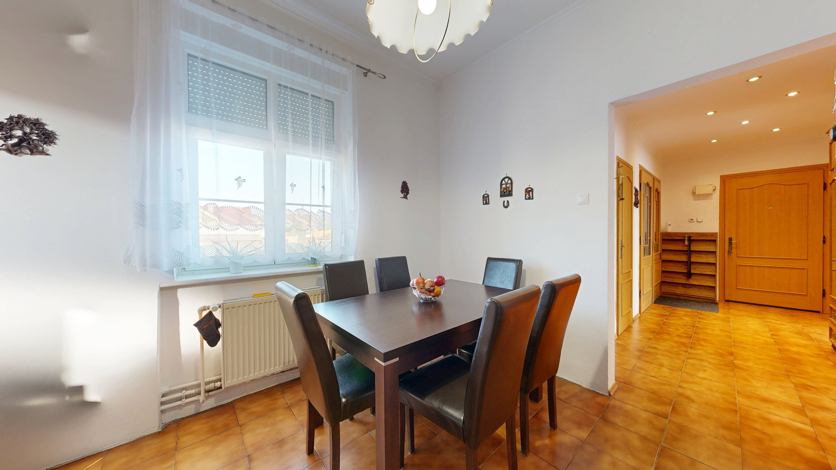 Priestranný 4-izbový byt s vysokými stropmi, vlastnou záhradou a 2 parkovacími miestami – Boleráz