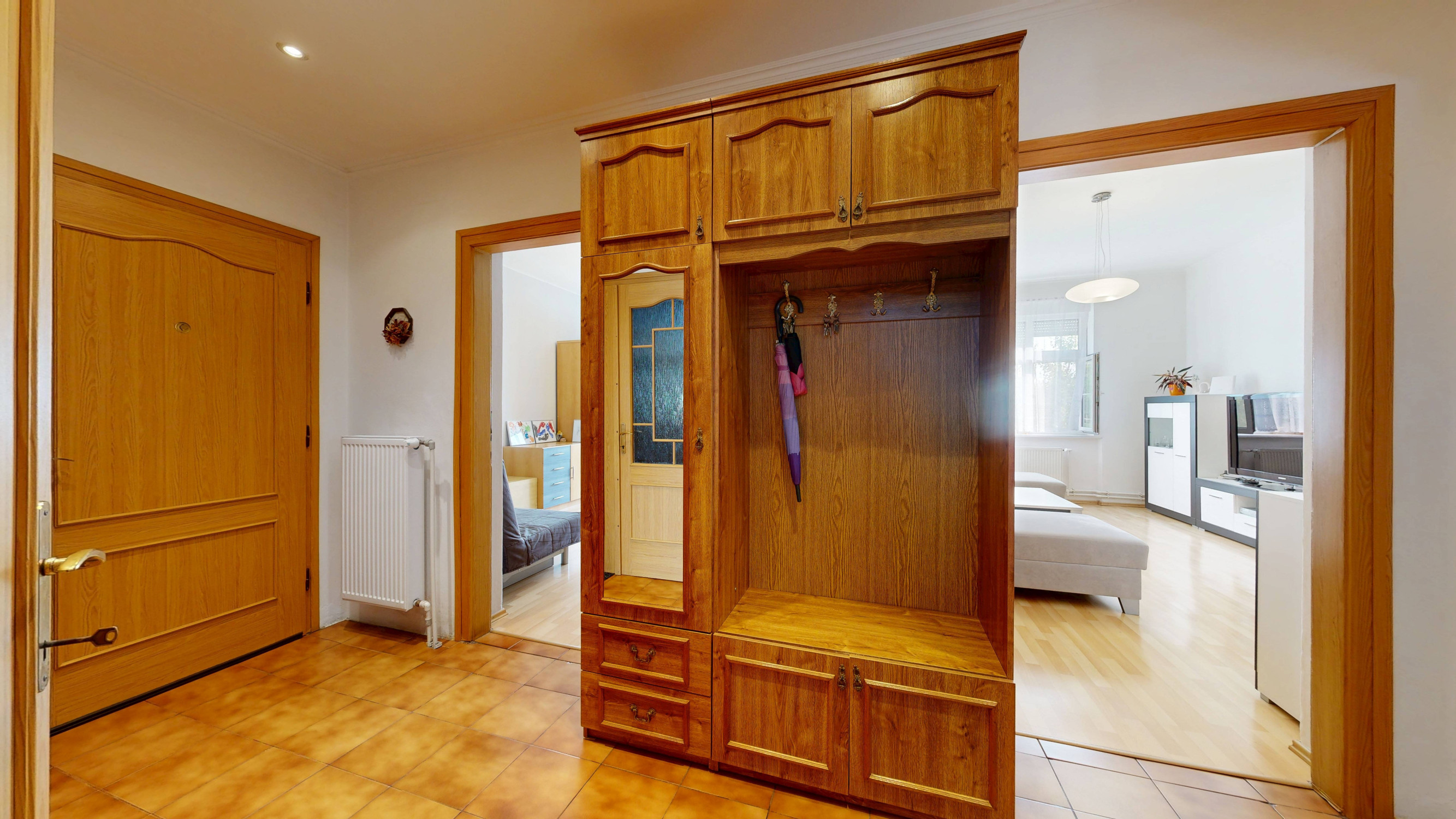 Priestranný 4-izbový byt s vysokými stropmi, vlastnou záhradou a 2 parkovacími miestami – Boleráz