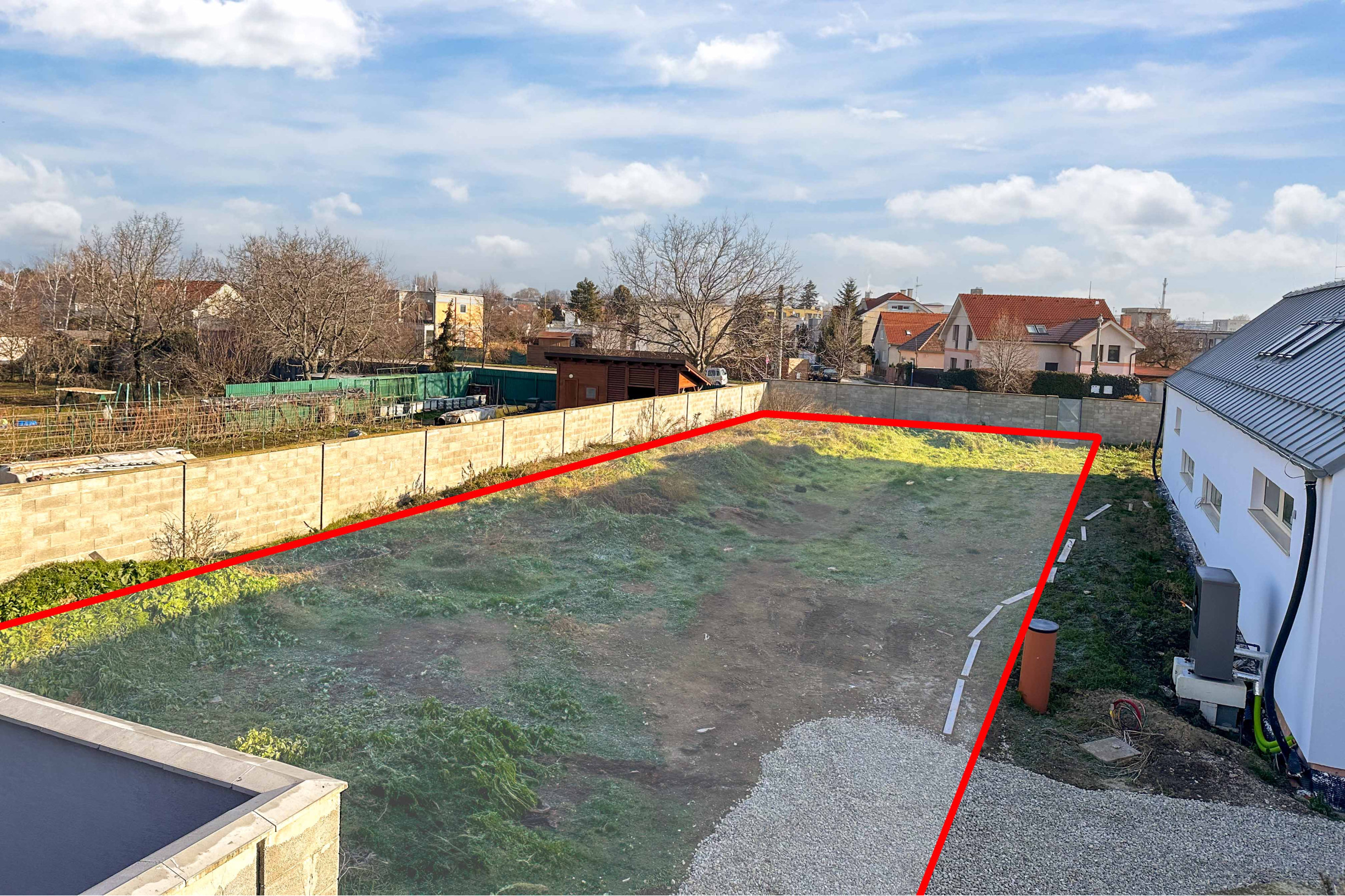 Na PREDAJ!!! Slnečný,  stavebný pozemok ,oplotený v obľúbenej časti Trnavy  na Kozáckej ulici.