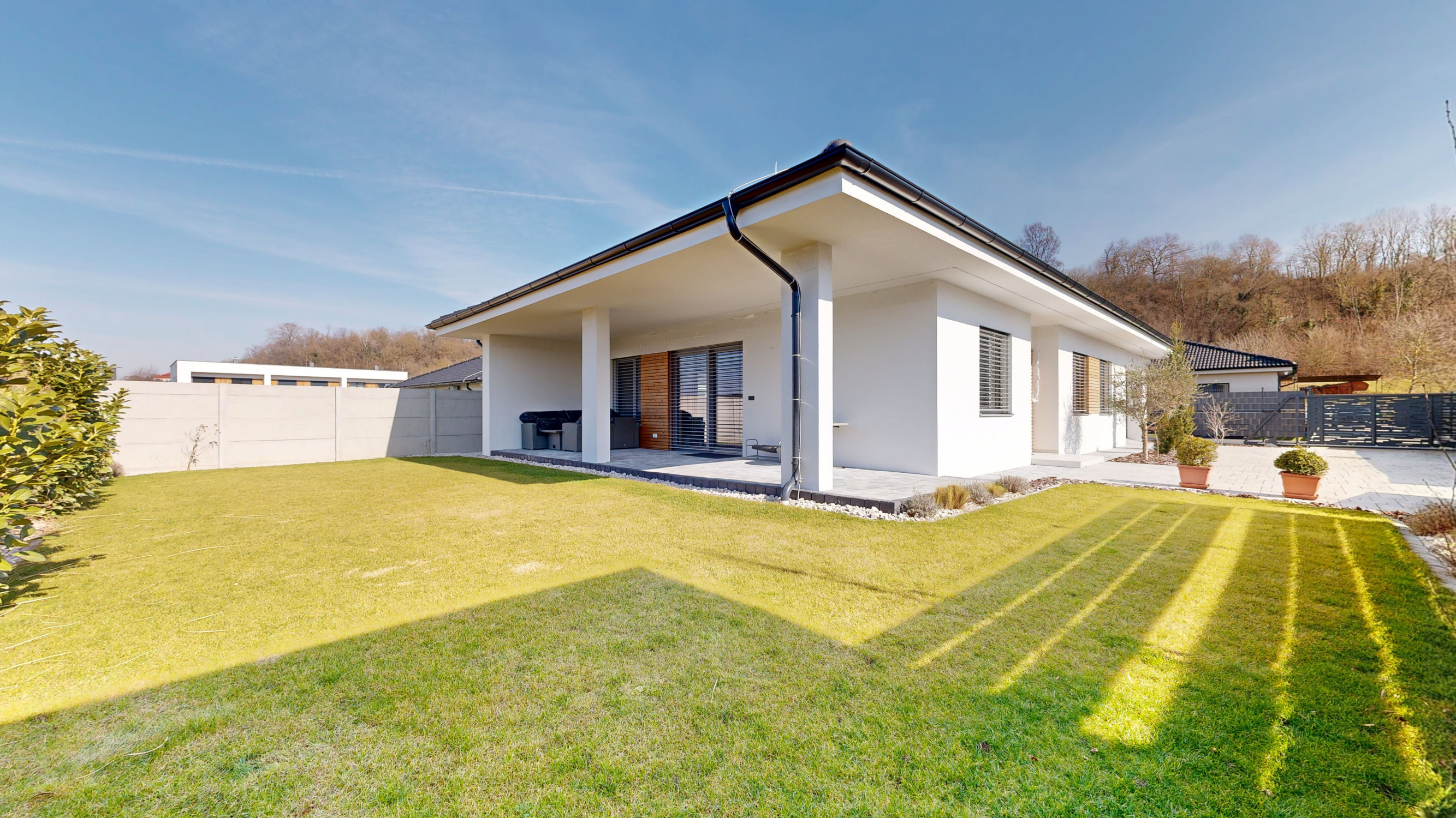 Moderný 4-izbový bungalov s fotovoltikou, garážou a minimálnymi nákladmi – Modrovka