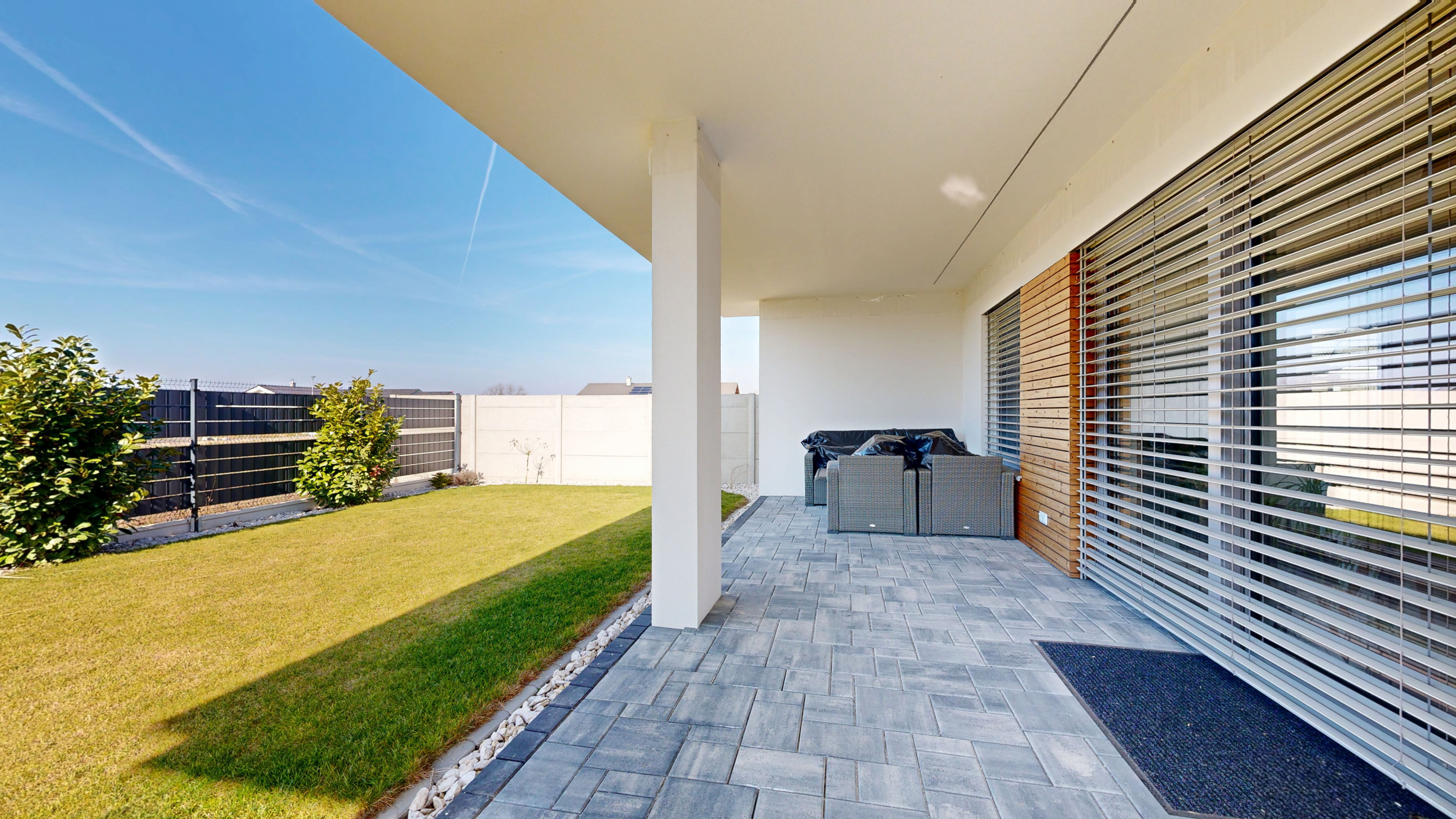 Moderný 4-izbový bungalov s fotovoltikou, garážou a minimálnymi nákladmi – Modrovka