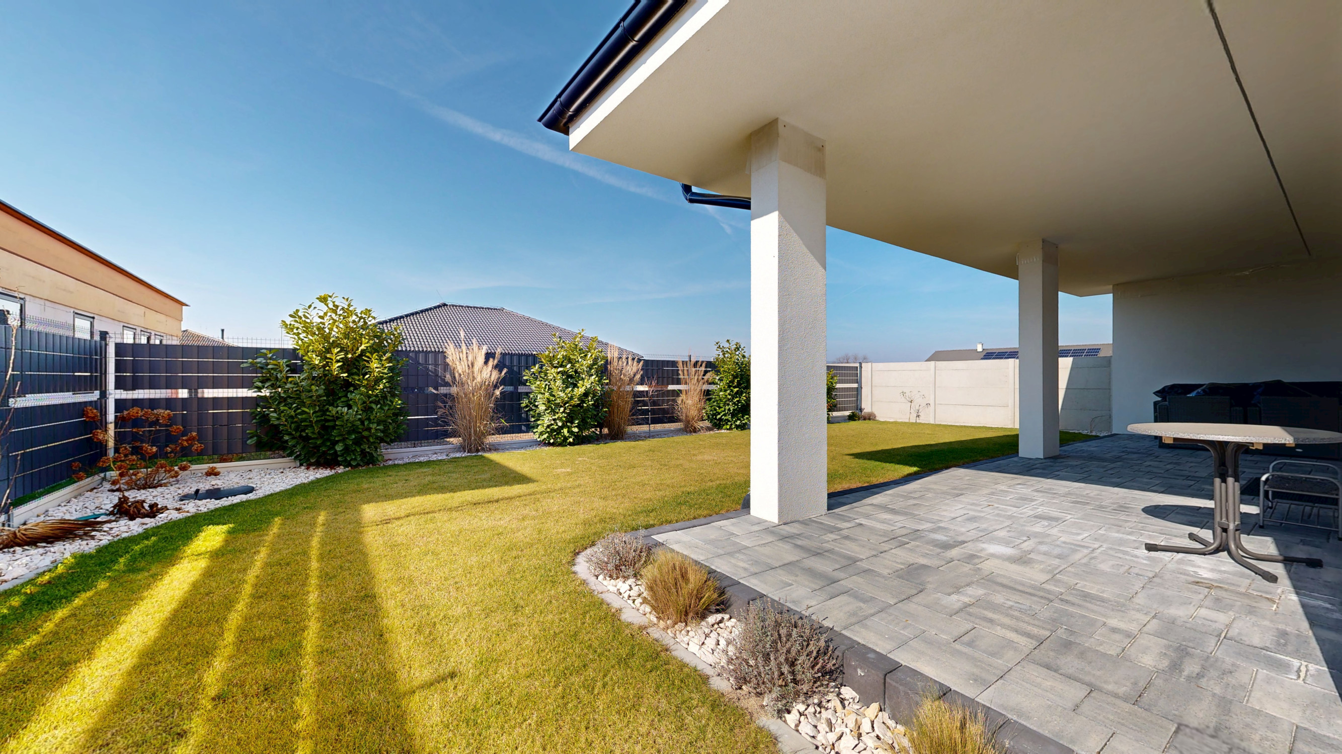 Moderný 4-izbový bungalov s fotovoltikou, garážou a minimálnymi nákladmi – Modrovka