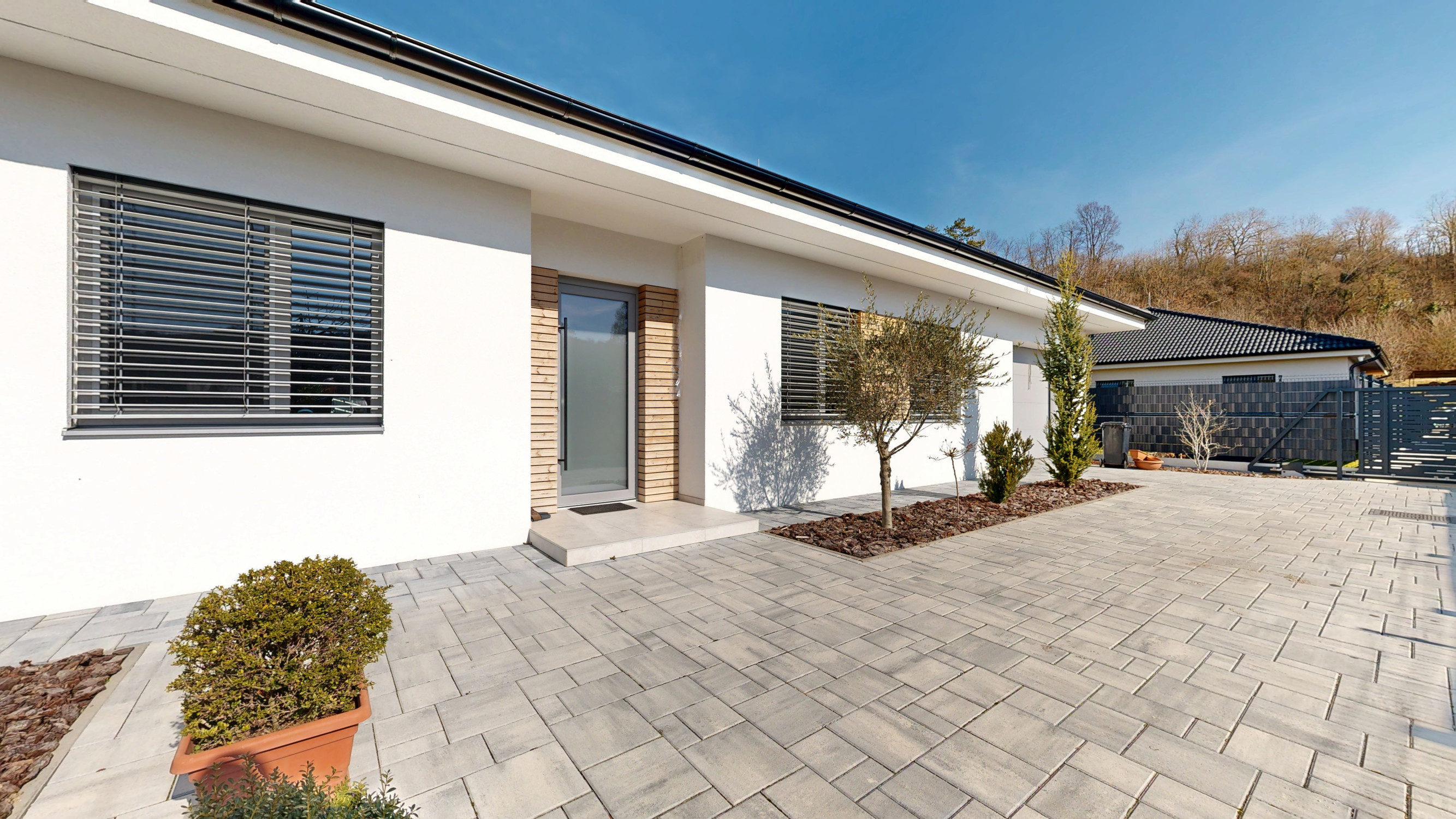 Moderný 4-izbový bungalov s fotovoltikou, garážou a minimálnymi nákladmi – Modrovka